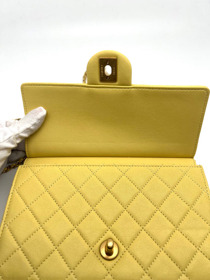 Chanel - Sac à rabat jaune