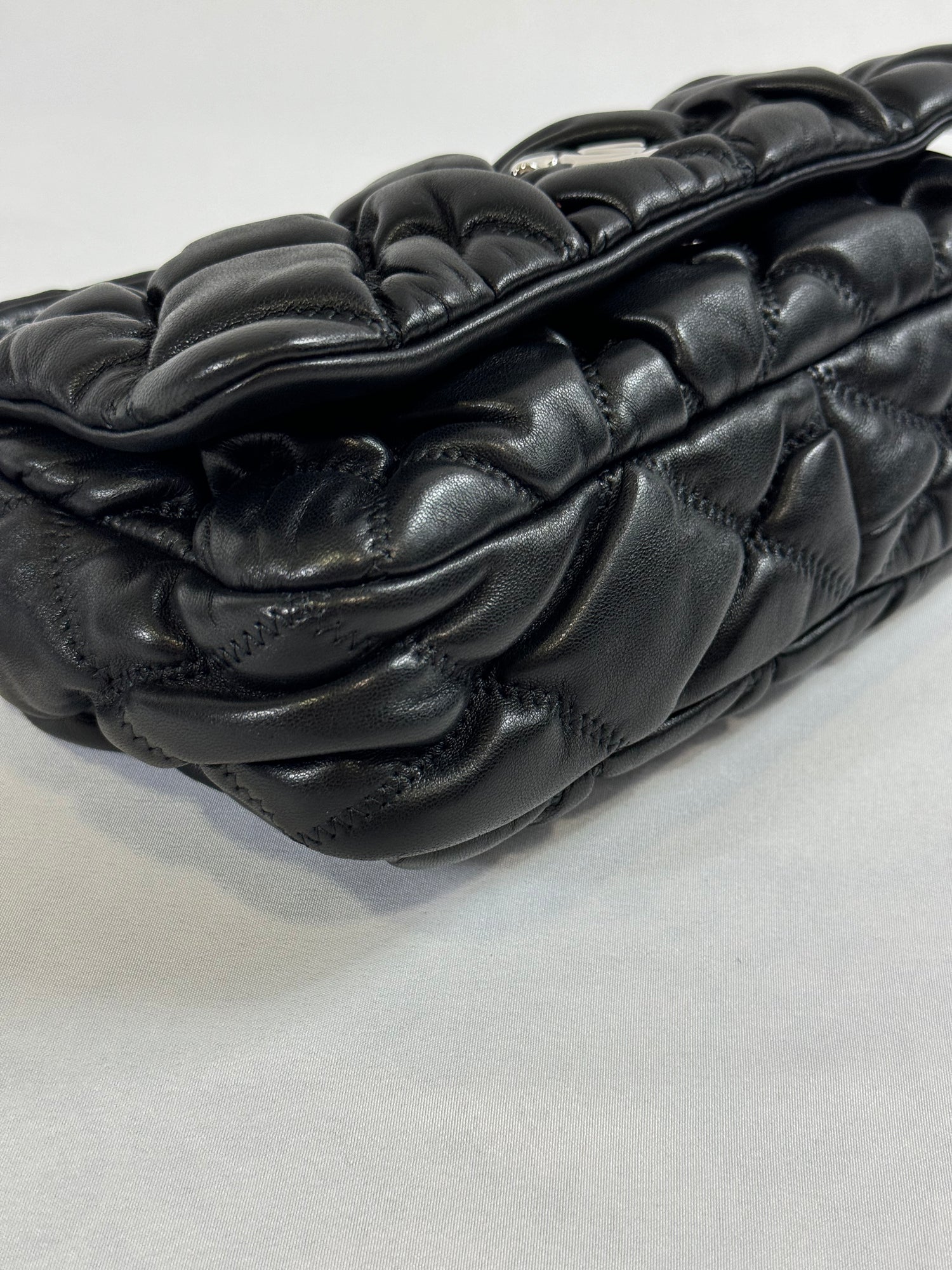 Chanel – Schwarze Bubble-Tasche mit Klappe