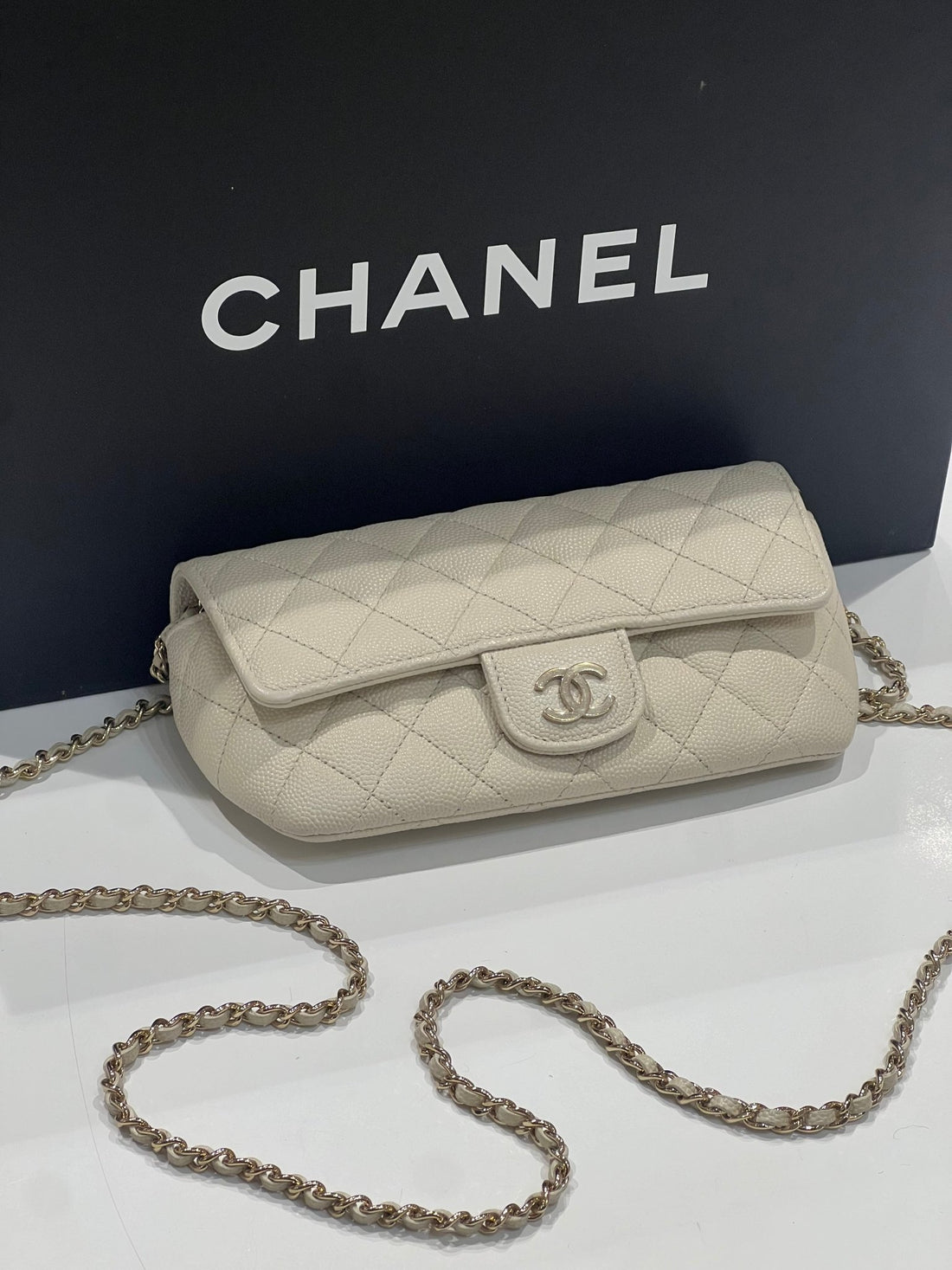 Chanel - Mini sac classique ivoire - Les Folies d&