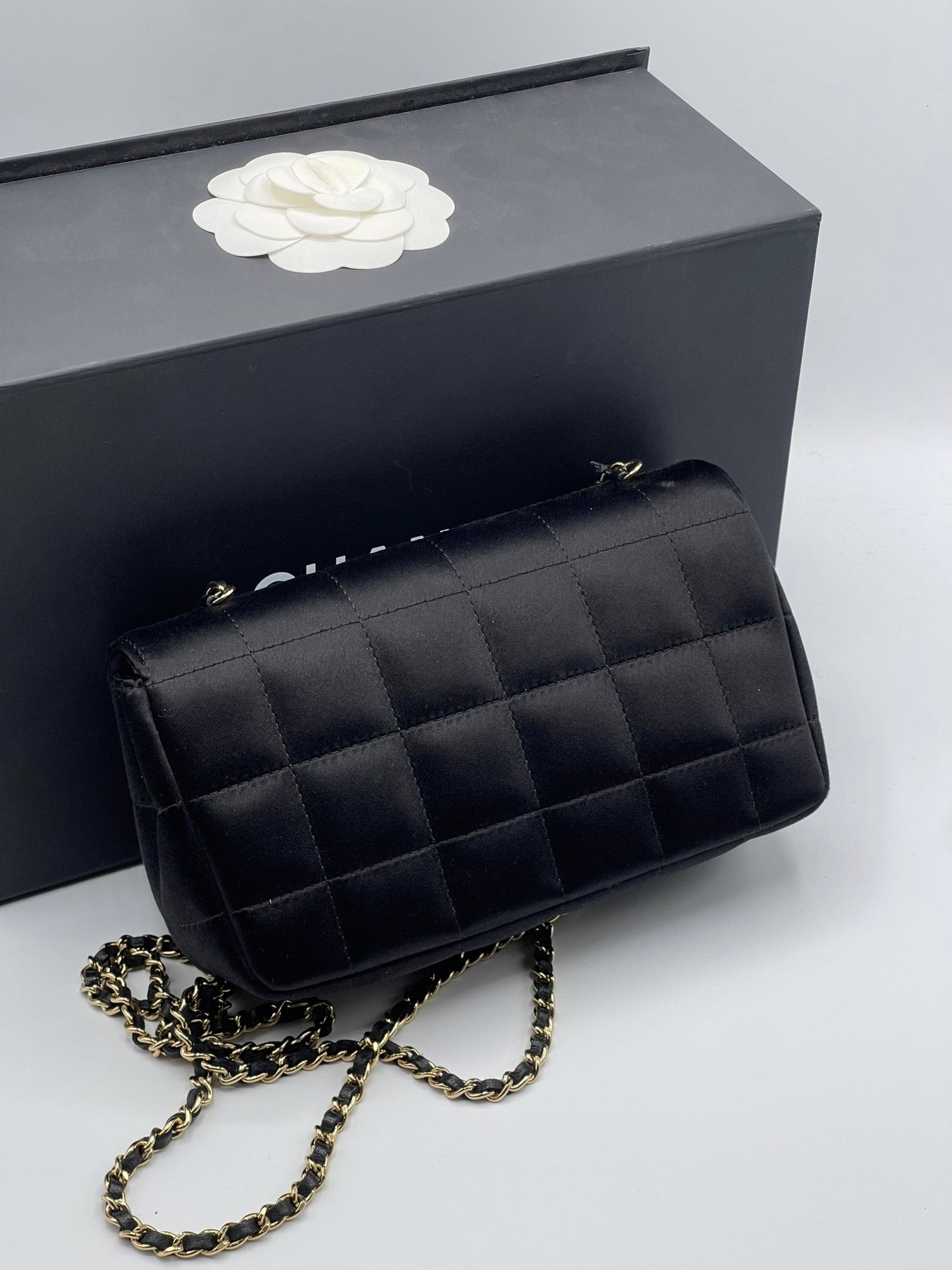 Chanel - petit sac East West satin noir - Les Folies d&