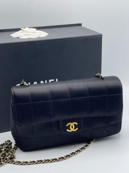 Chanel - petit sac East West satin noir - Les Folies d&