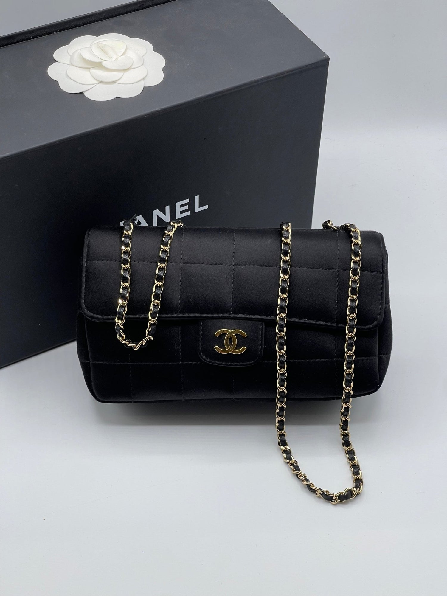 Chanel - petit sac East West satin noir - Les Folies d&