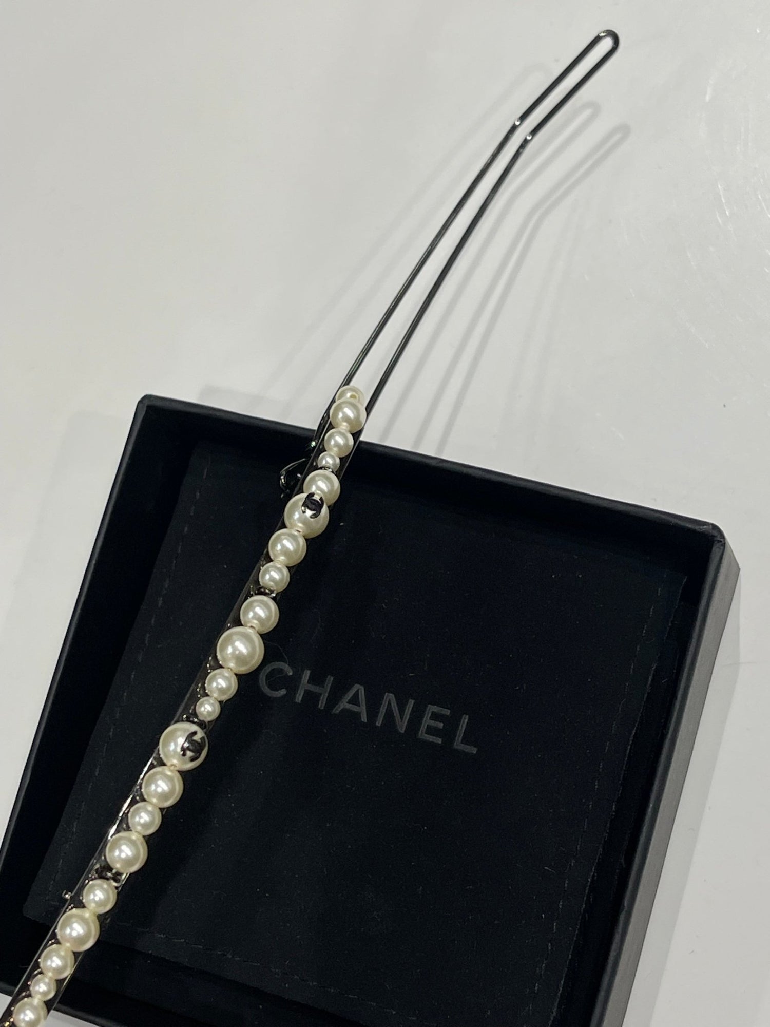 Chanel - Pince à cheveux perles - Les Folies d&