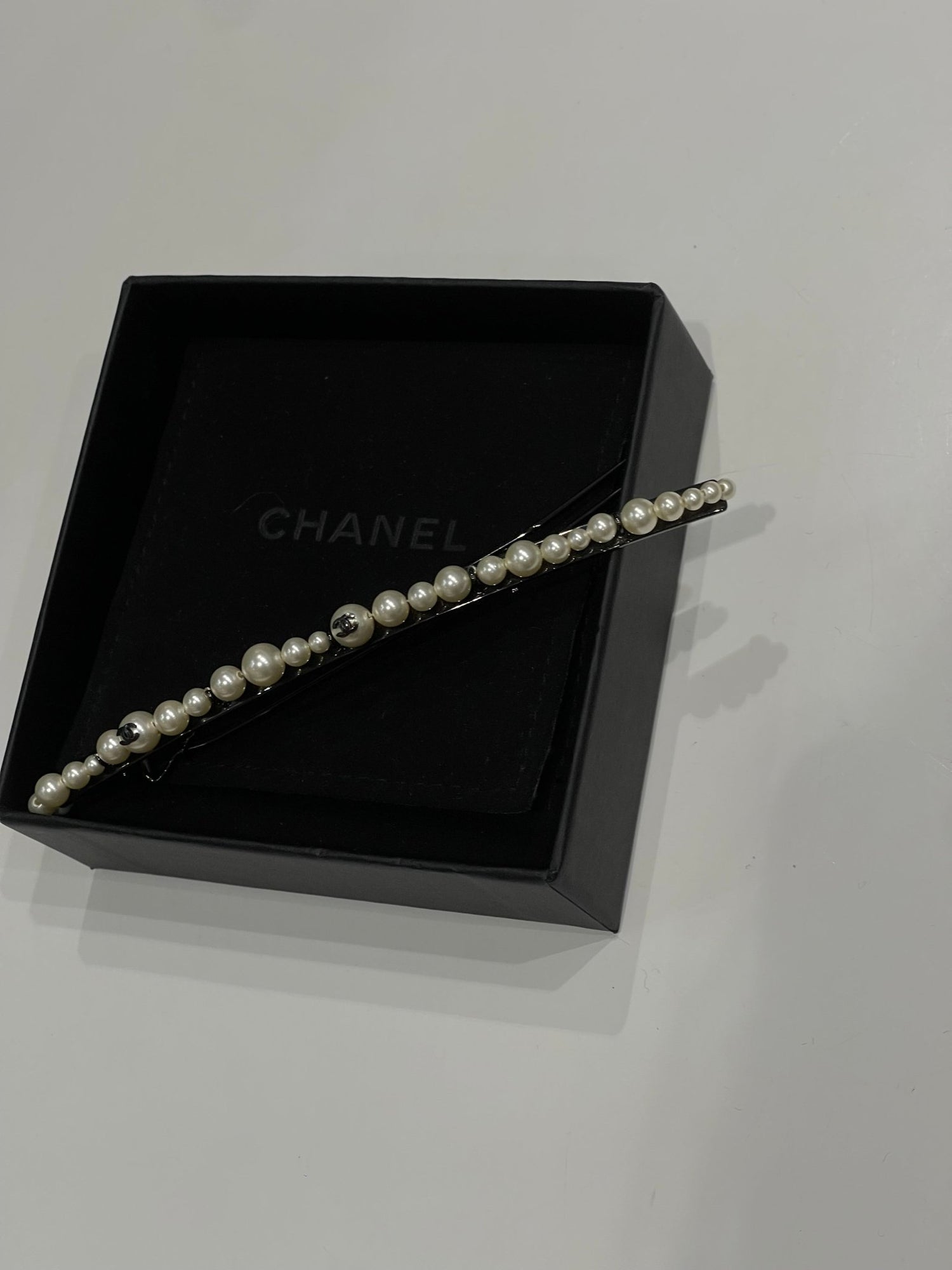 Chanel - Pince à cheveux perles - Les Folies d&