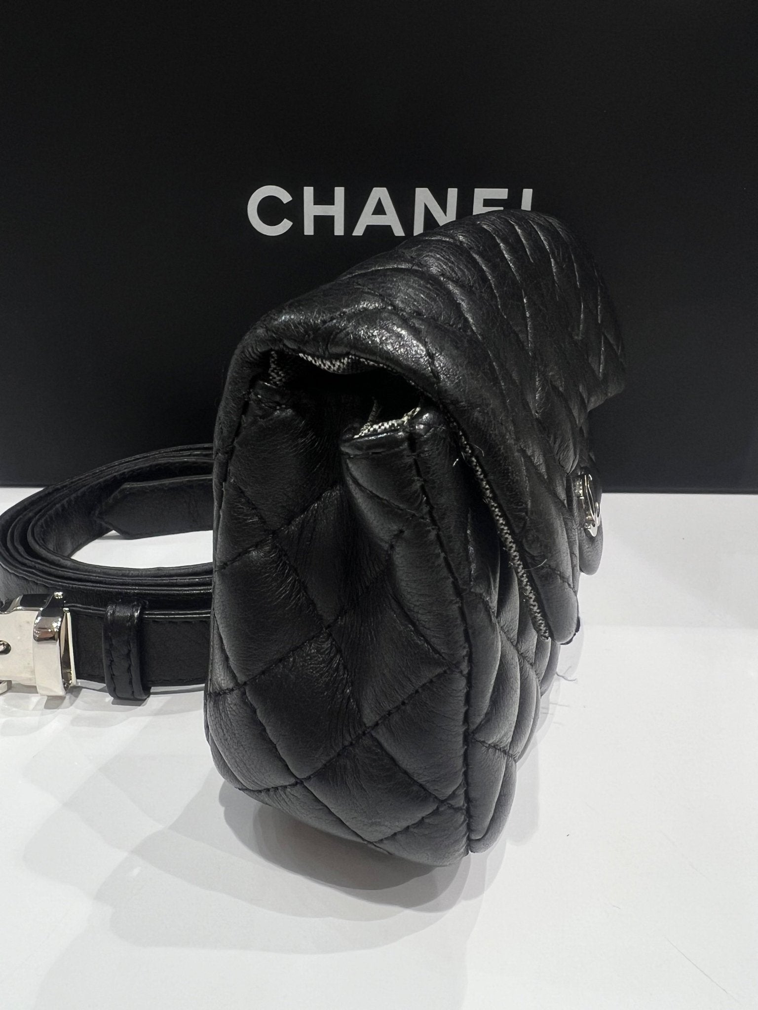 Chanel - pochette ceinture cuir noir - Les Folies d&