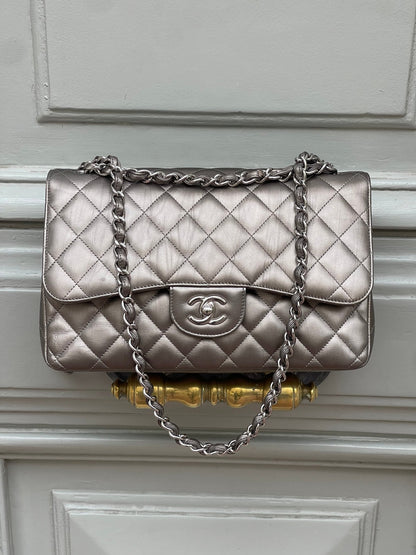 Chanel - Sac 11.12 Jumbo bronze irisé - Les Folies d&