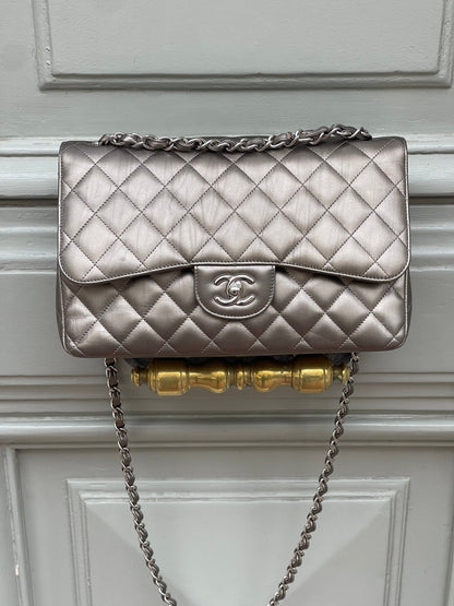 Chanel - Sac 11.12 Jumbo bronze irisé - Les Folies d&