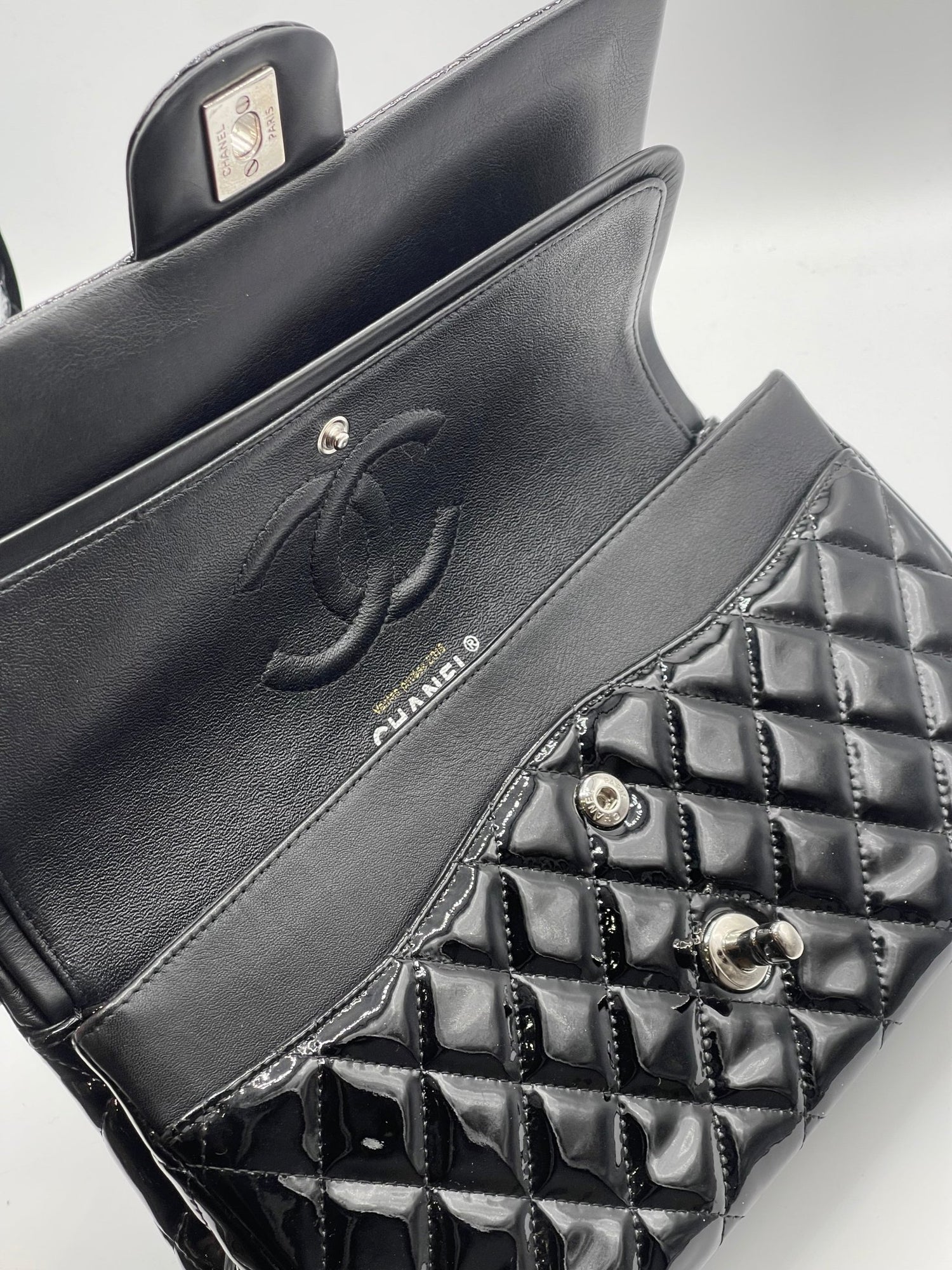 Chanel - Sac 11.12 Timeless verni noir - Les Folies d&