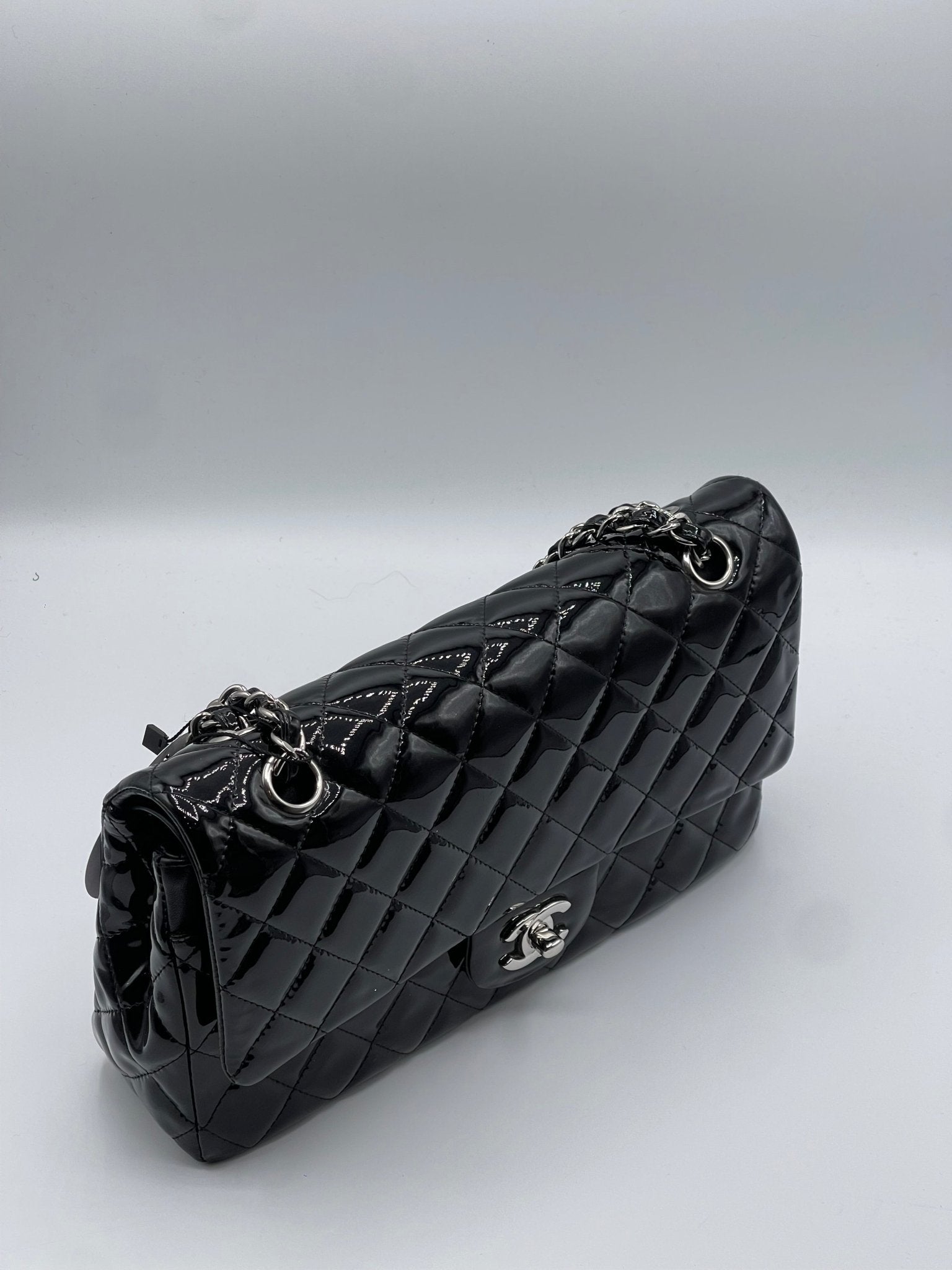 Chanel - Sac 11.12 Timeless verni noir - Les Folies d&