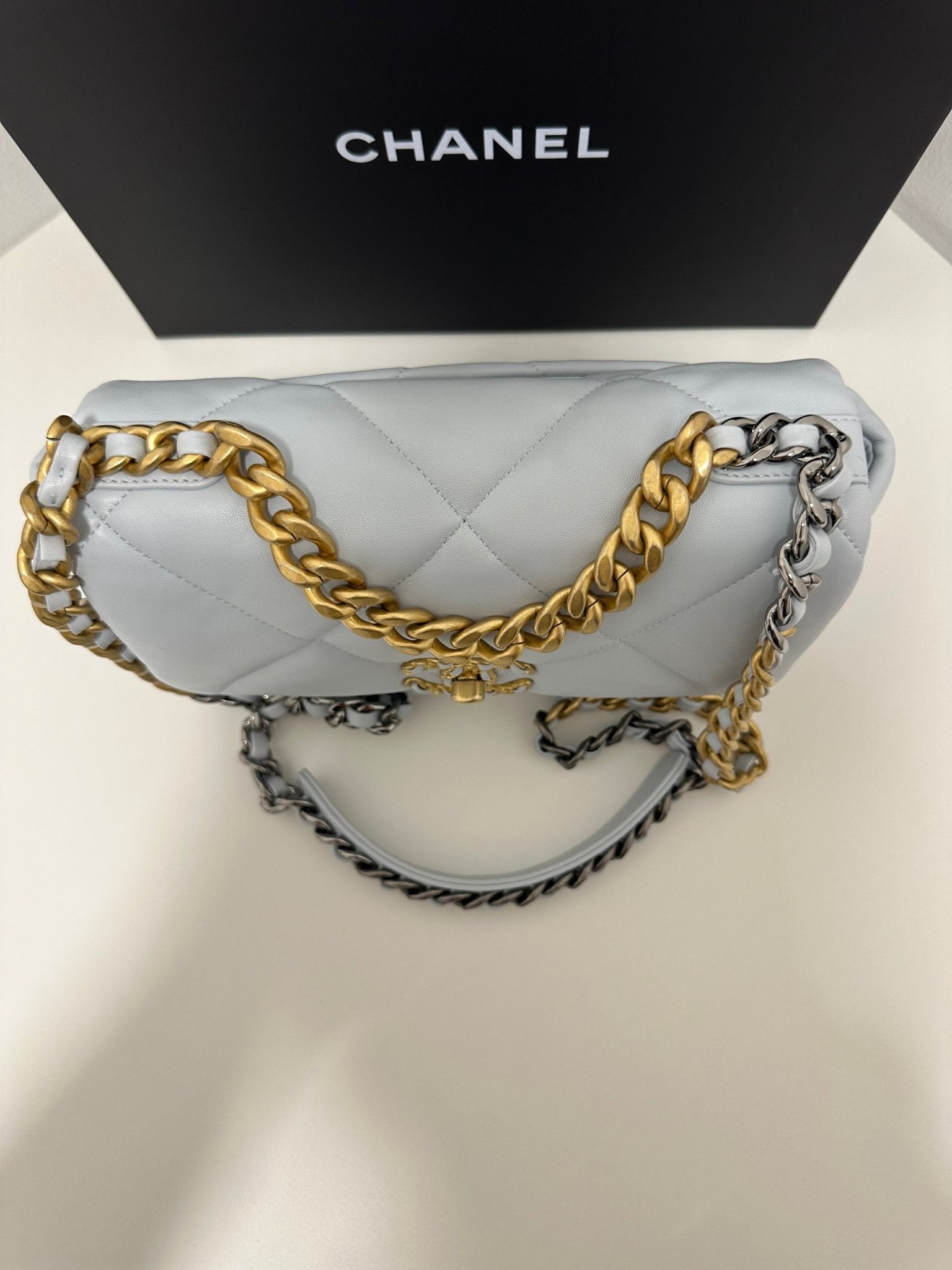 Chanel - Sac 19 bleu nuage - Les Folies d&