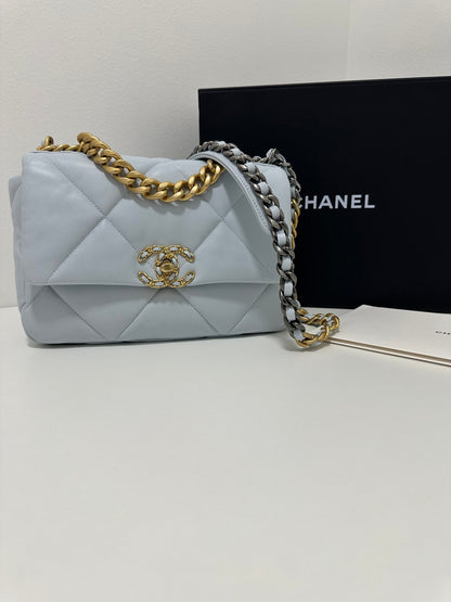 Chanel - Sac 19 bleu nuage - Les Folies d&