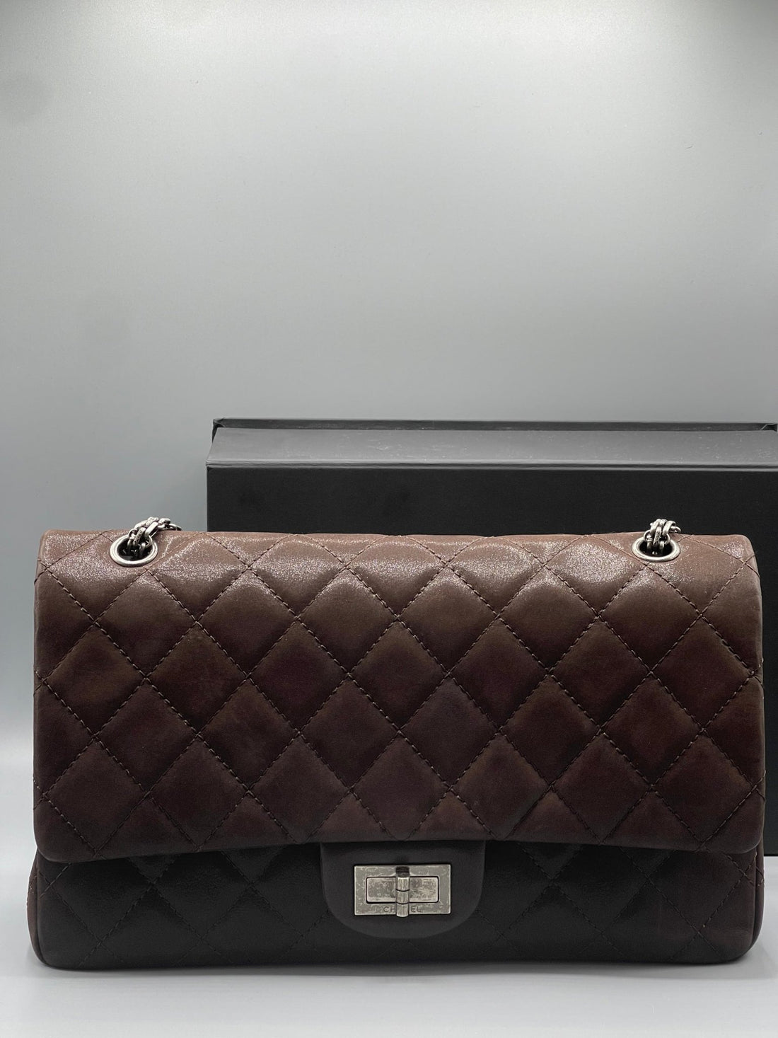 Chanel - sac 2 55 maxi cuir irisé chocolat - Les Folies d&