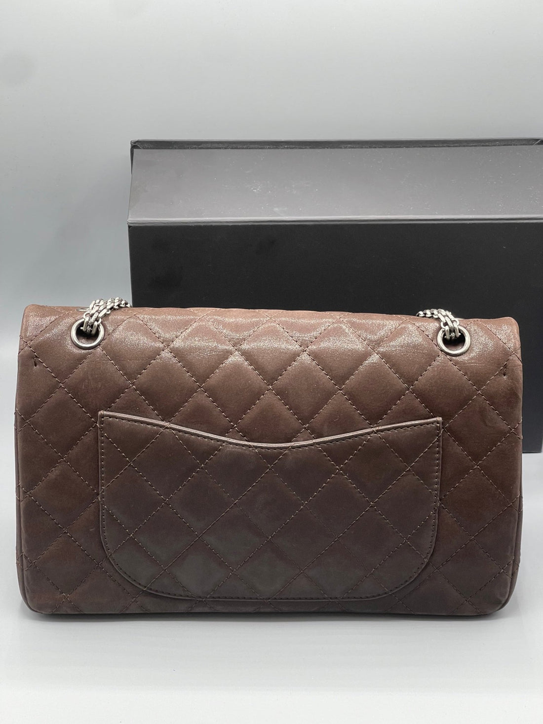 Chanel - sac 2 55 maxi cuir irisé chocolat - Les Folies d&