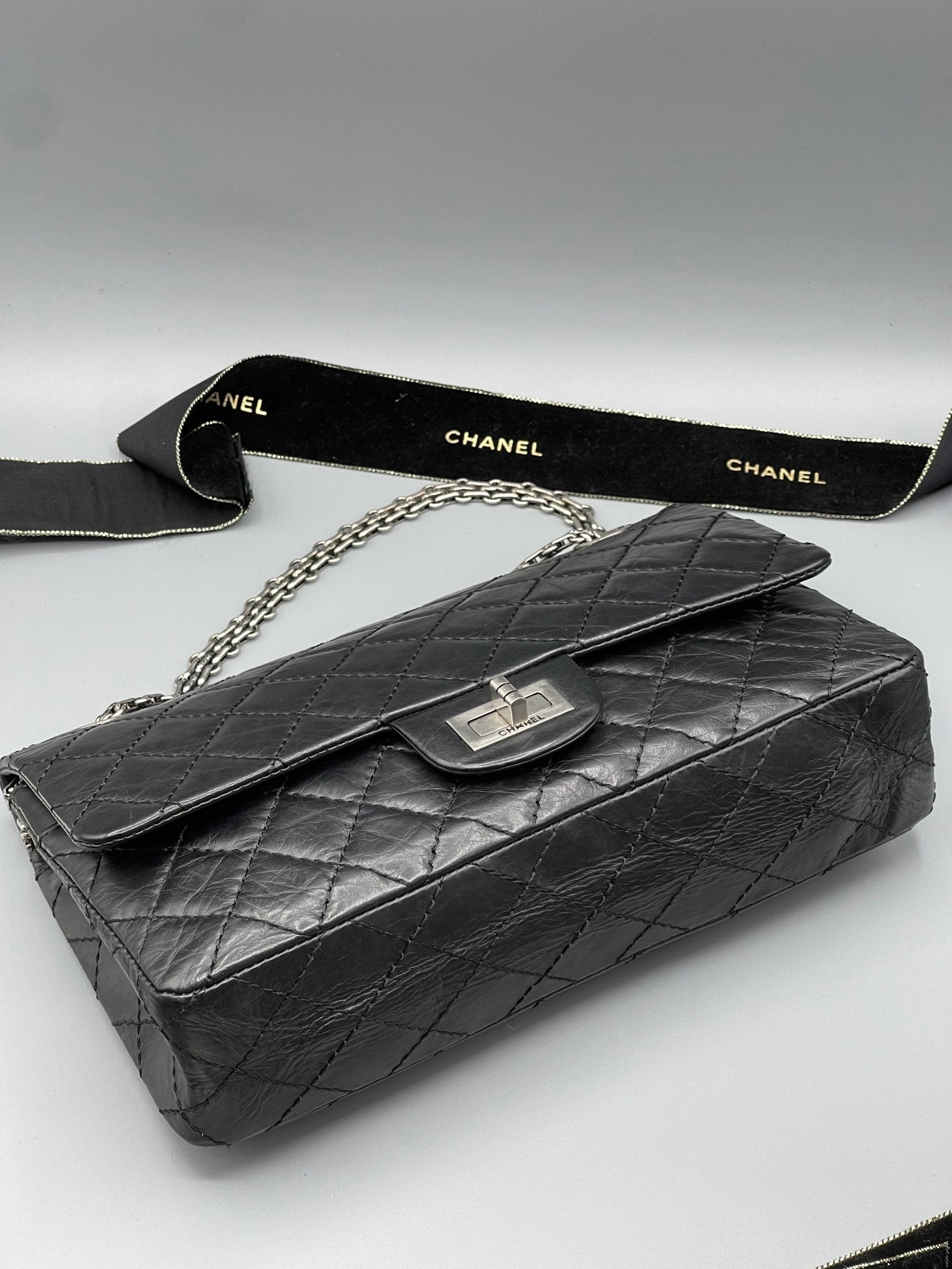 Chanel - Sac 2.55 noir - Les Folies d&