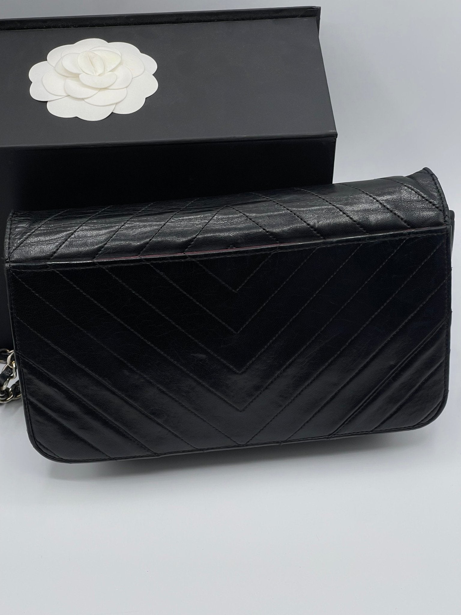 Chanel - Sac à rabat en chevron noir - Les Folies d&