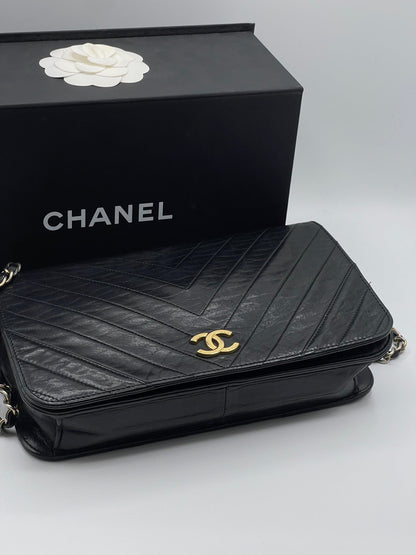 Chanel - Sac à rabat en chevron noir - Les Folies d&