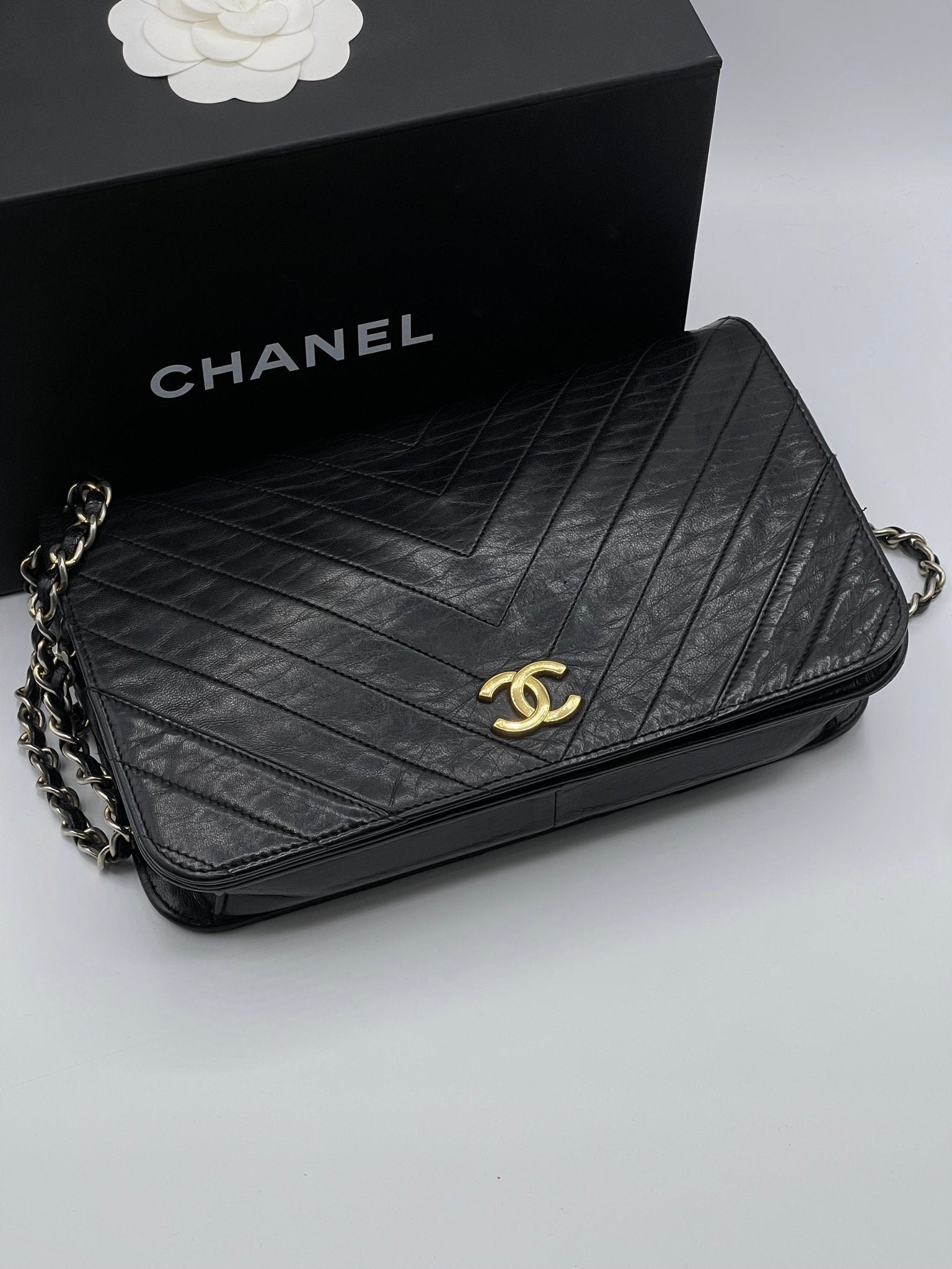 Chanel - Sac à rabat en chevron noir - Les Folies d&