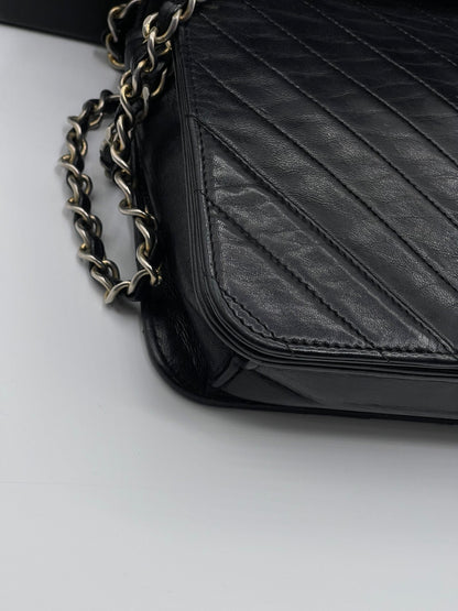 Chanel - Sac à rabat en chevron noir - Les Folies d&