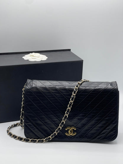 Chanel - Sac à rabat en chevron noir - Les Folies d&