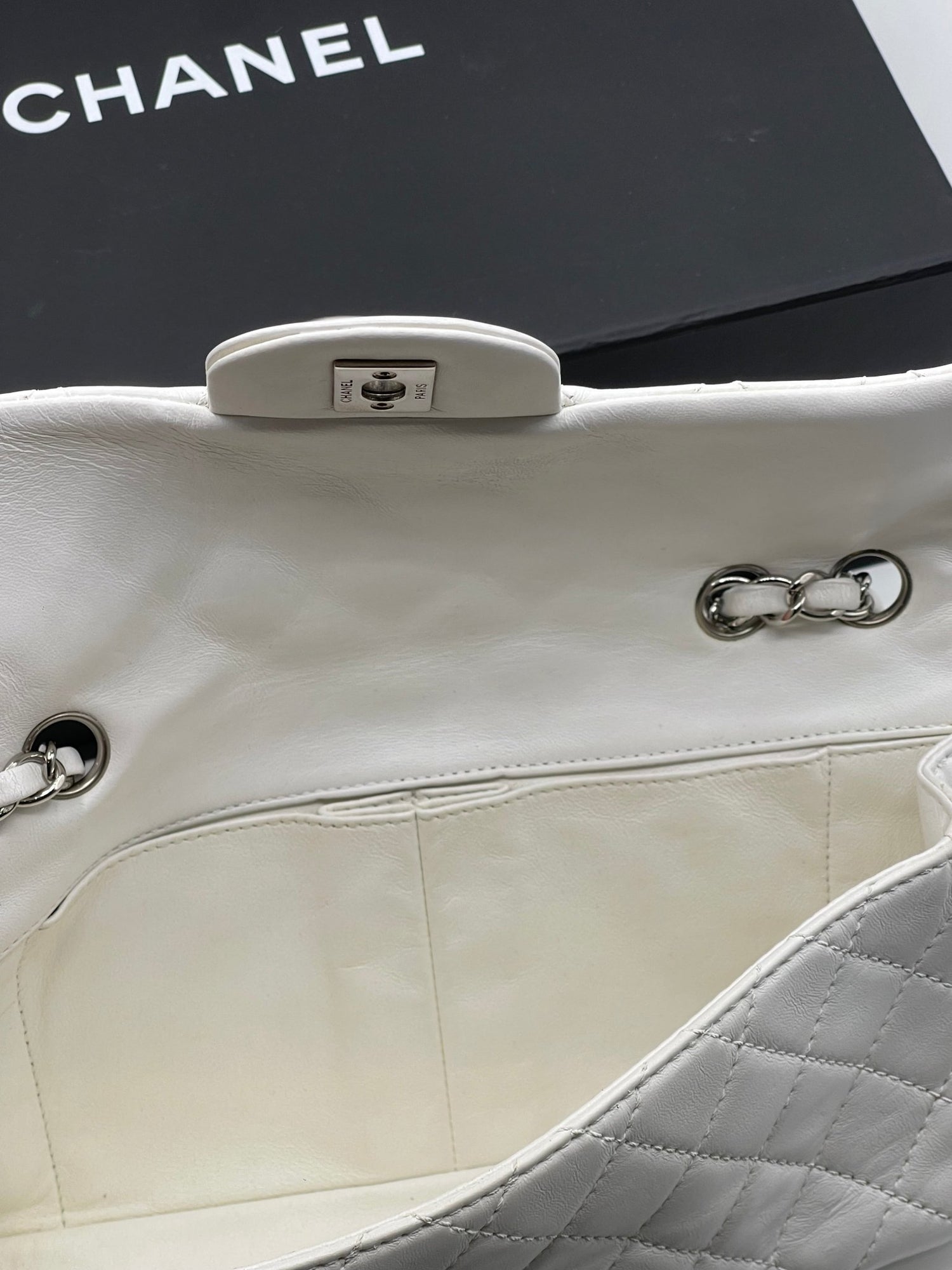 Chanel - Sac baguette blanc - Les Folies d&