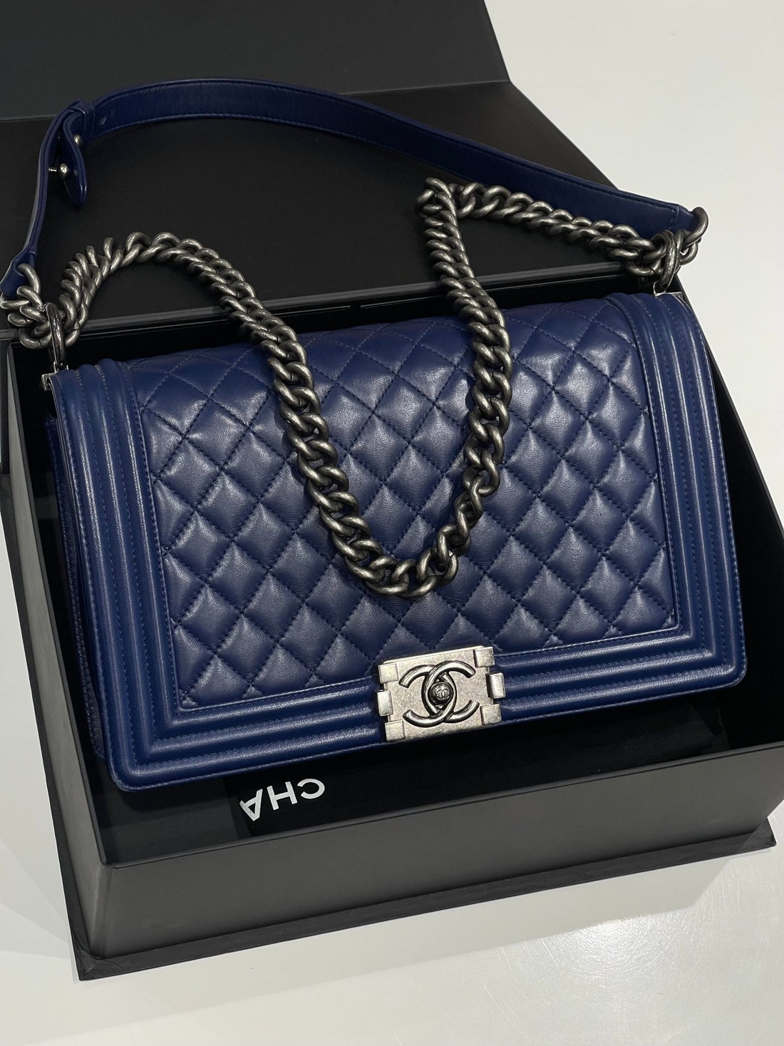 Chanel - Sac Boy GM bleu électrique - Les Folies d&