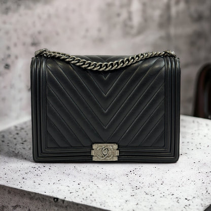 Chanel - Sac Boy Maxi chevron noir - Les Folies d&