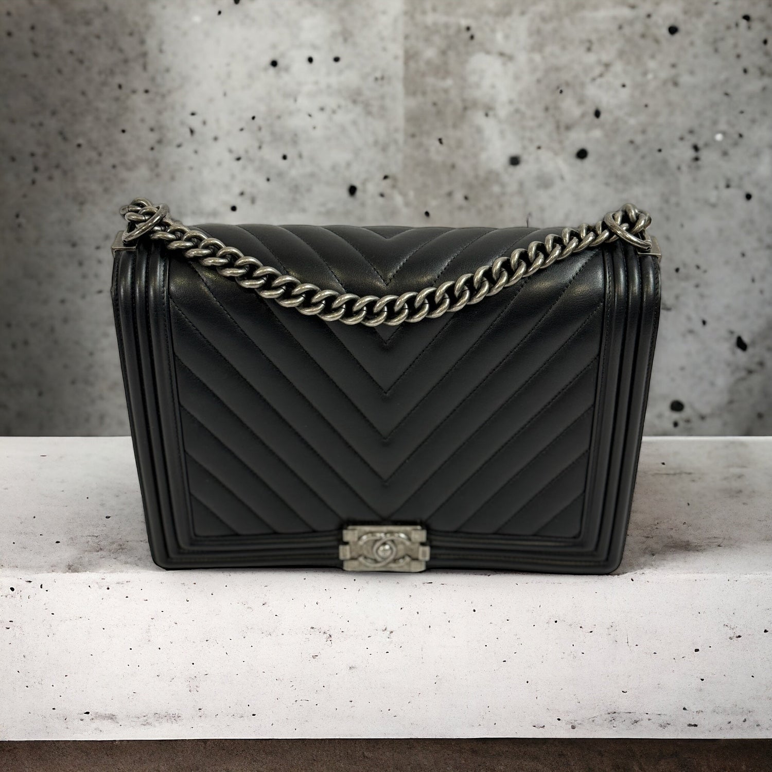 Chanel - Sac Boy Maxi chevron noir - Les Folies d&