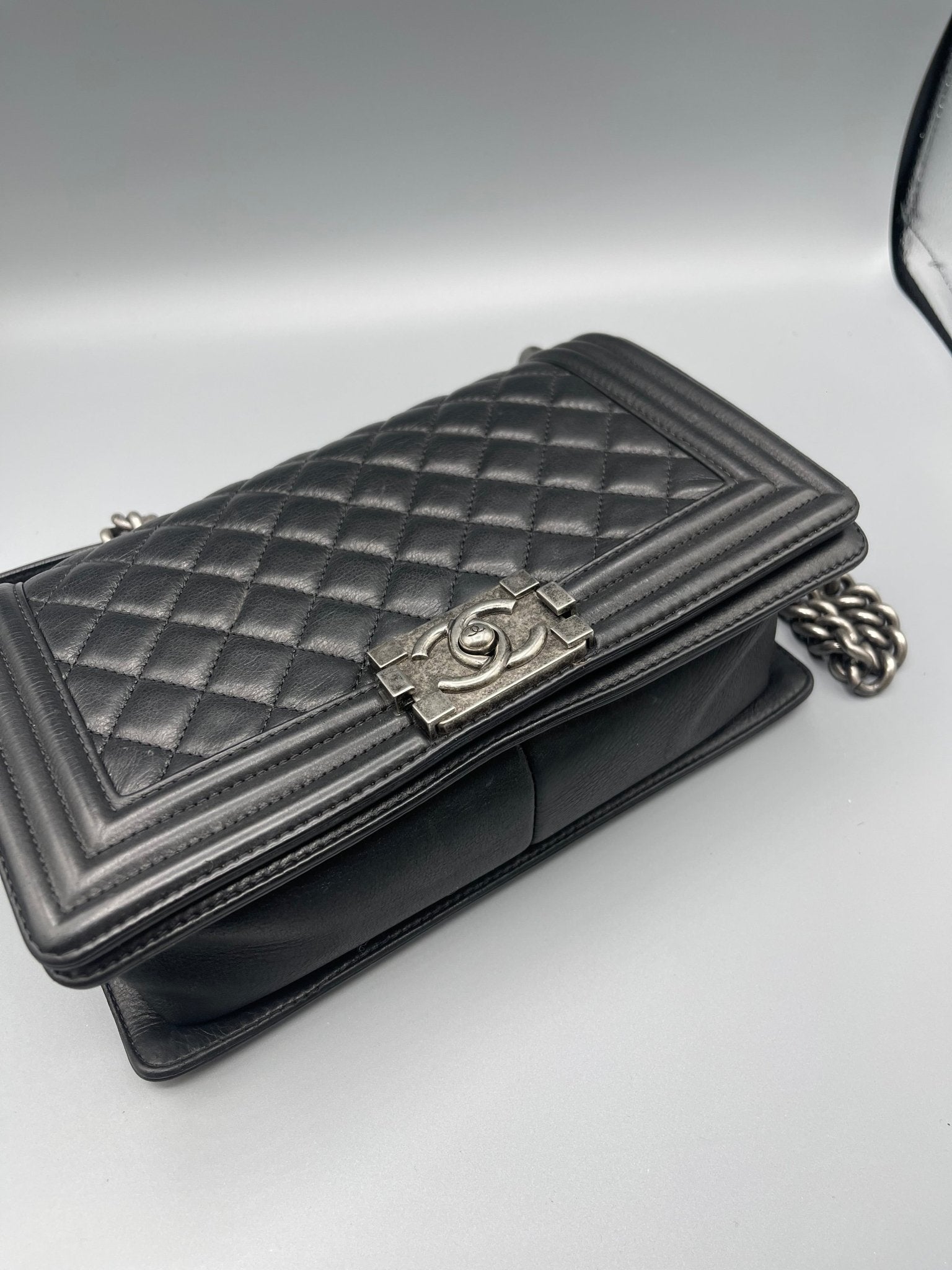 Chanel - Sac Boy MM noir - Les Folies d&