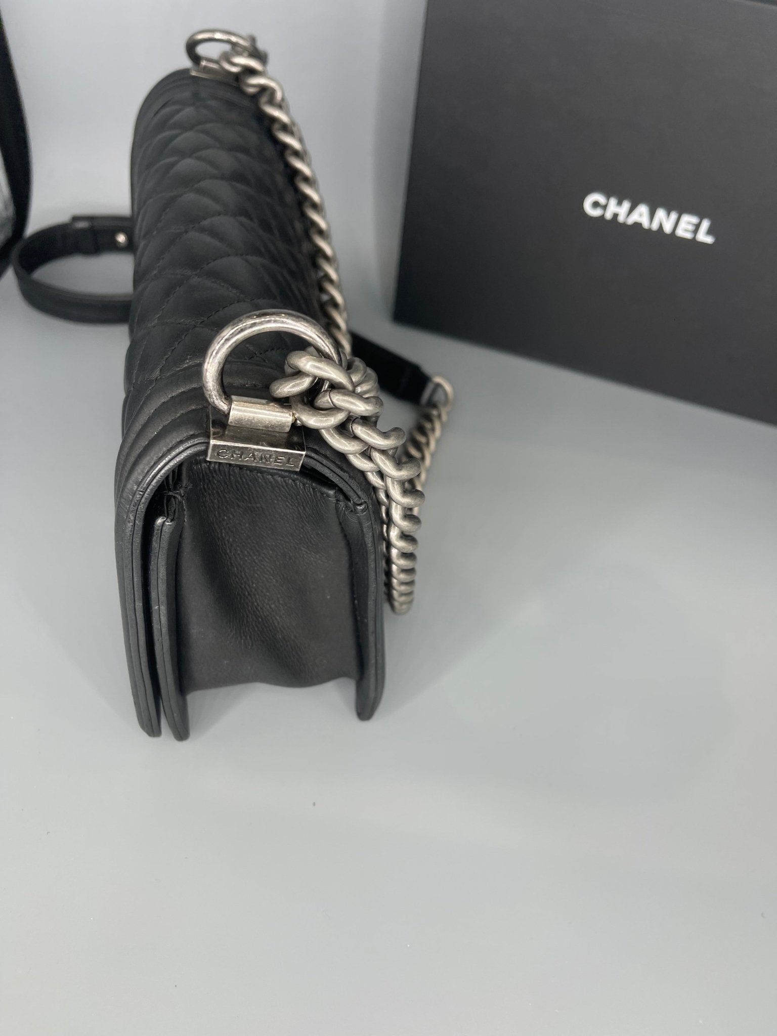 Chanel - Sac Boy MM noir - Les Folies d&