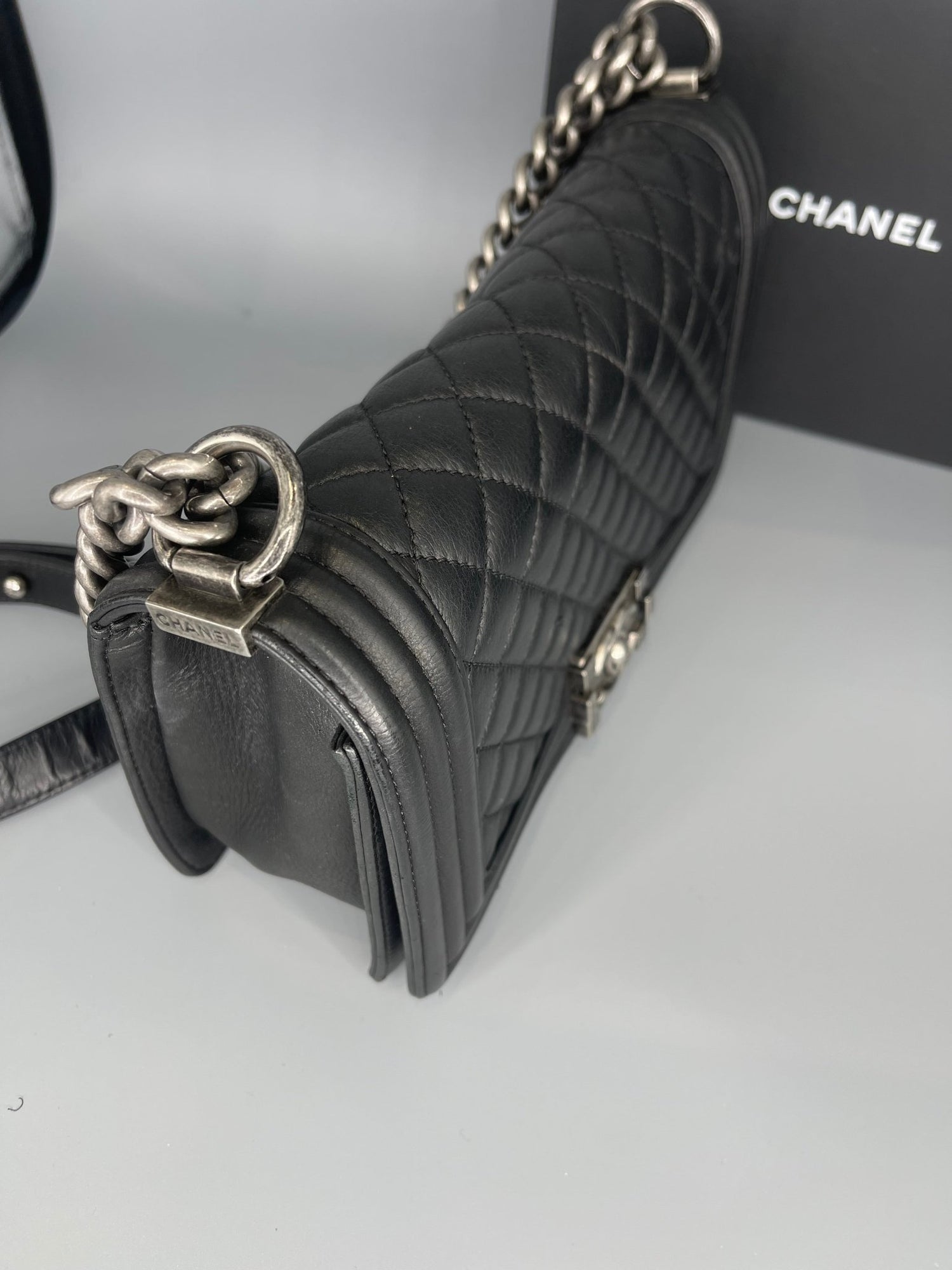 Chanel - Sac Boy MM noir - Les Folies d&