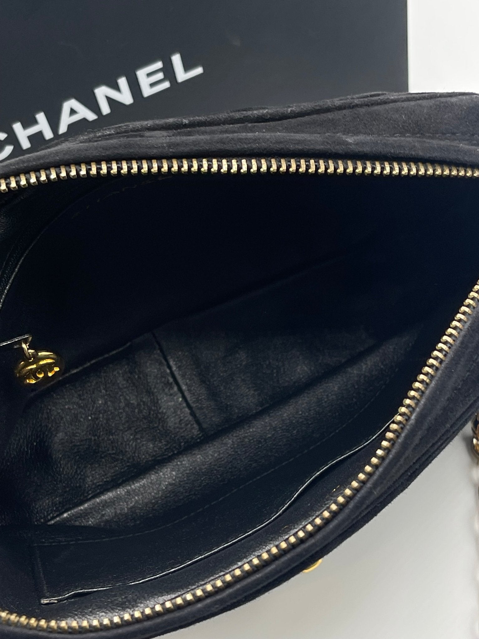 Chanel - Sac caméra enveloppe daim noir - Les Folies d&