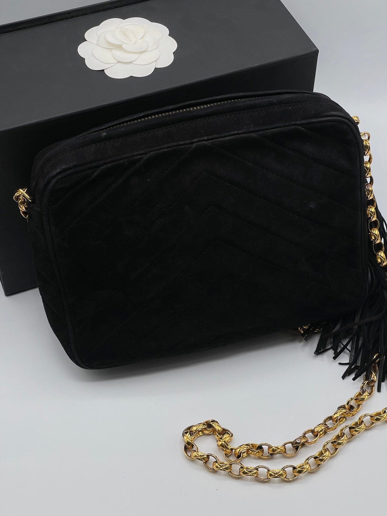 Chanel - Sac caméra enveloppe daim noir - Les Folies d&