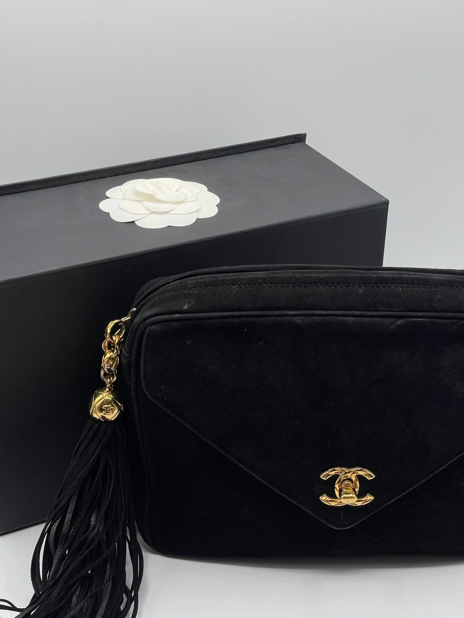 Chanel - Sac caméra enveloppe daim noir - Les Folies d&