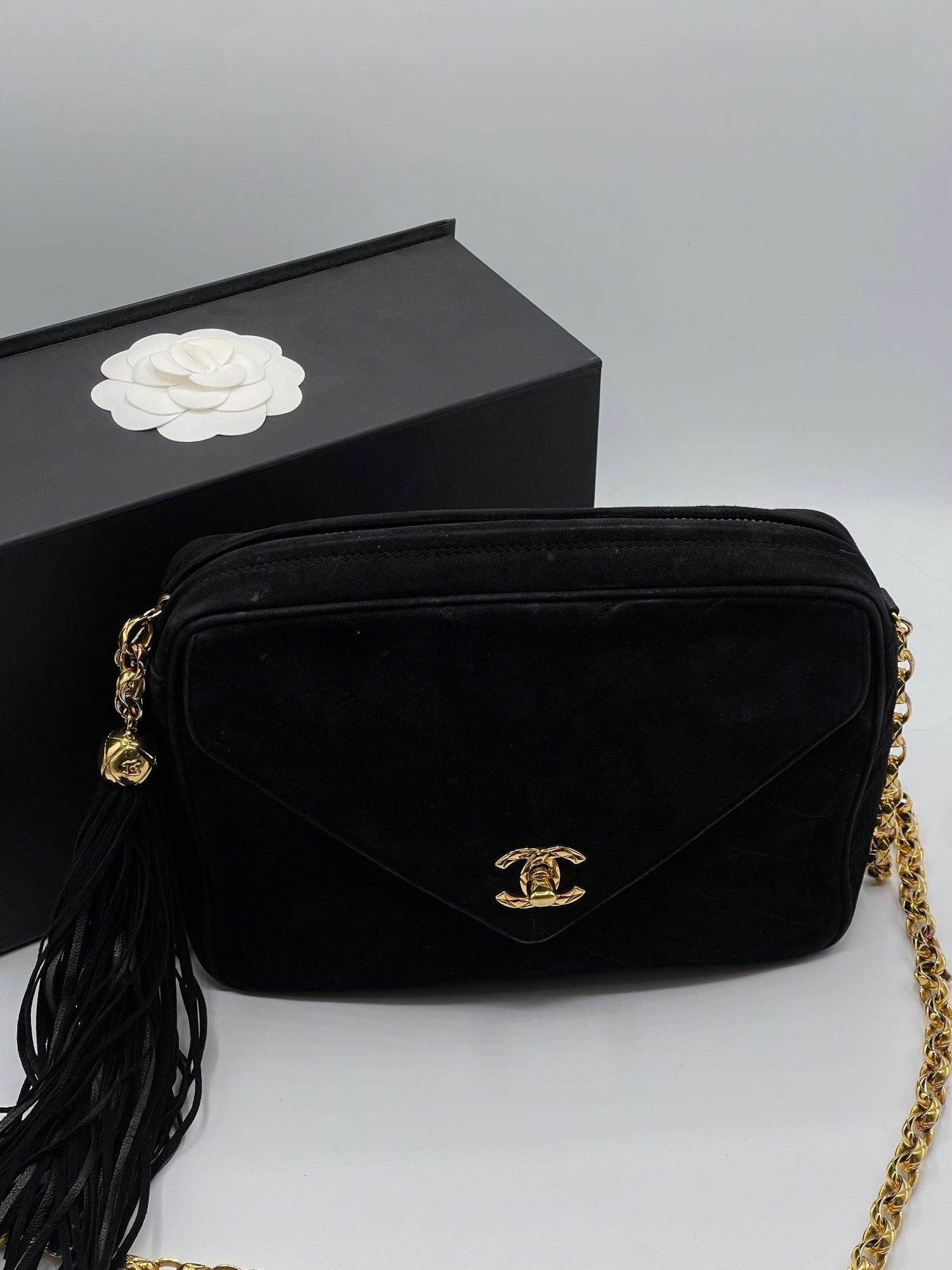 Chanel - Sac caméra enveloppe daim noir - Les Folies d&