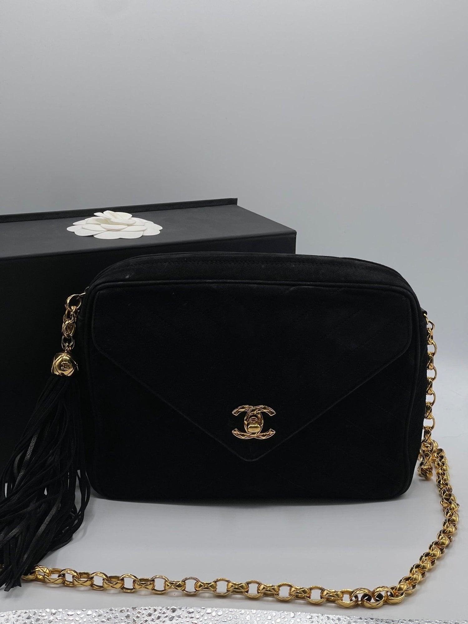 Chanel - Sac caméra enveloppe daim noir - Les Folies d&