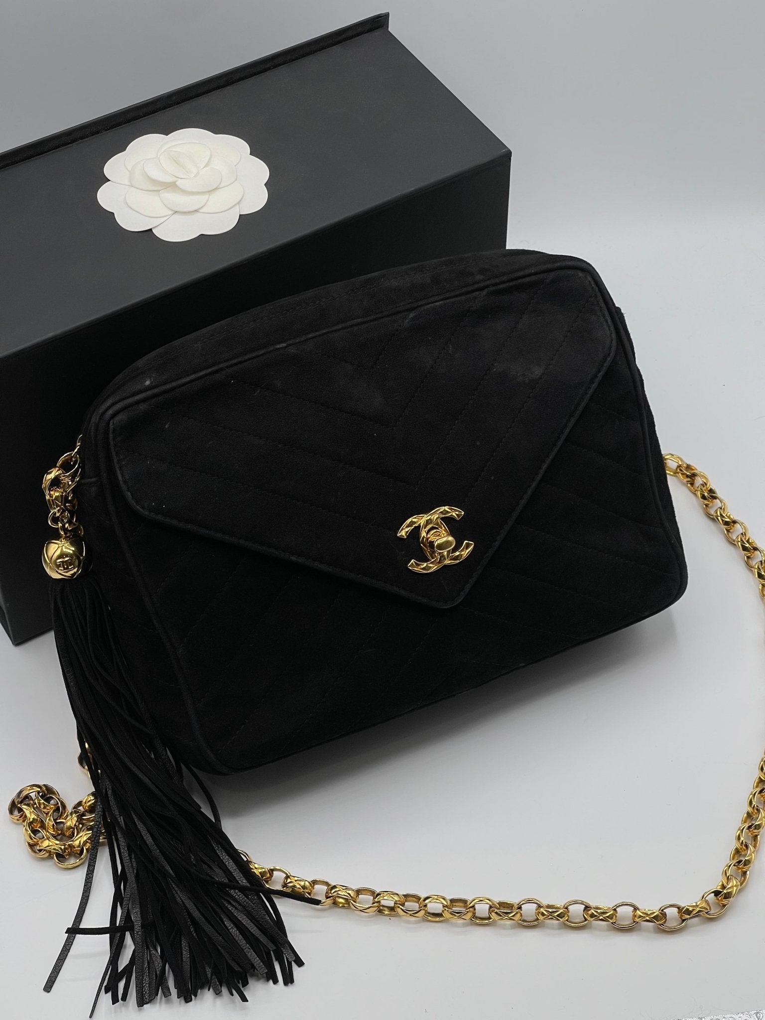 Chanel - Sac caméra enveloppe daim noir - Les Folies d&