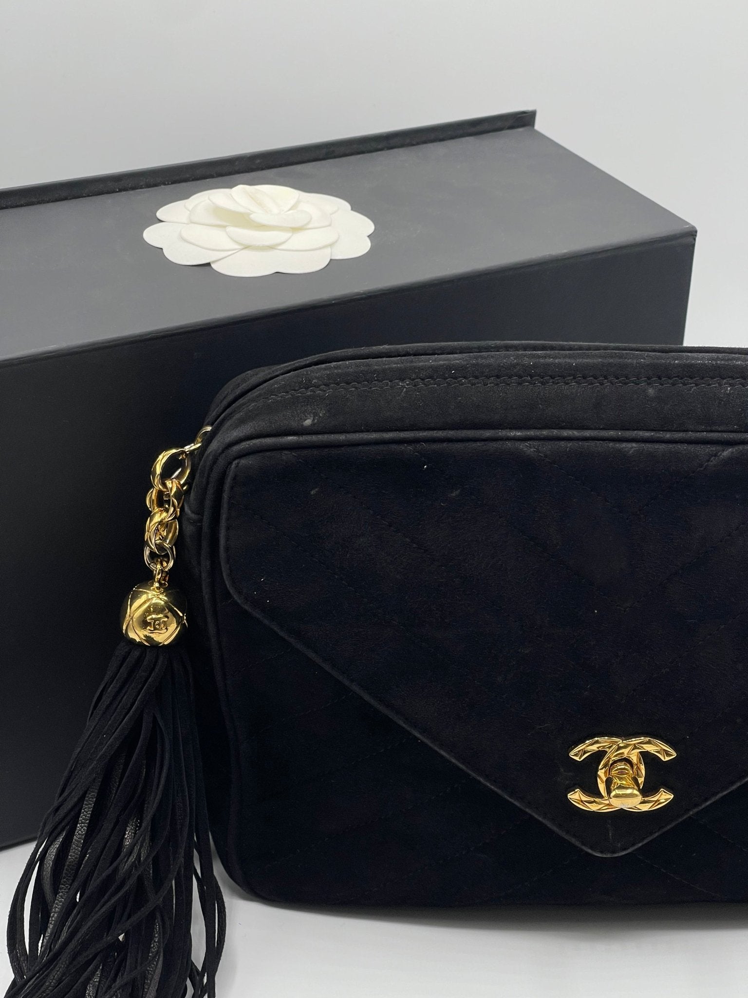 Chanel - Sac caméra enveloppe daim noir - Les Folies d&