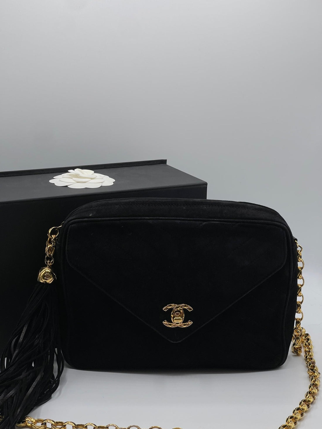 Chanel - Sac caméra enveloppe daim noir - Les Folies d&