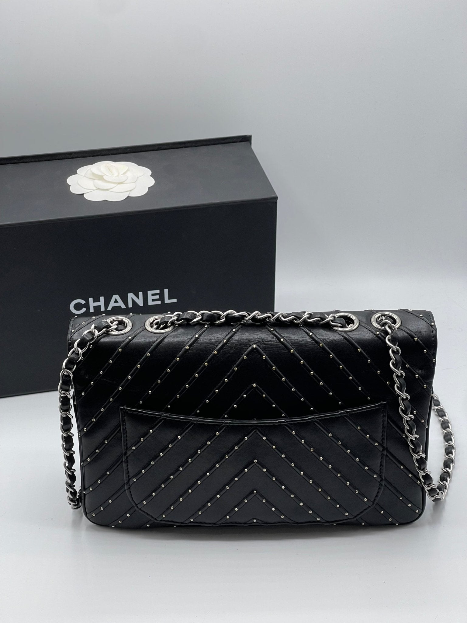 Chanel - Sac Classique Chevron clouté - Les Folies d&