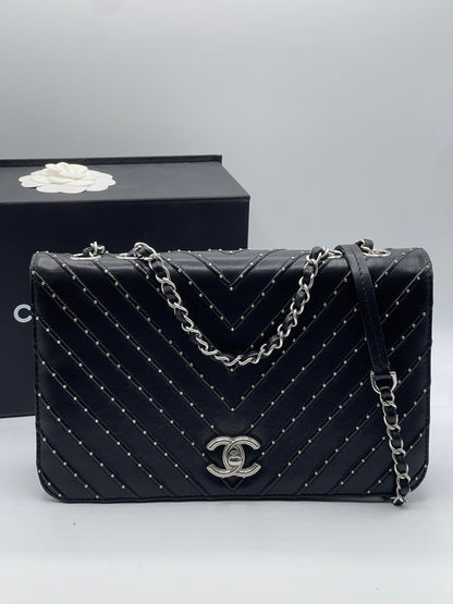 Chanel - Sac Classique Chevron clouté - Les Folies d&