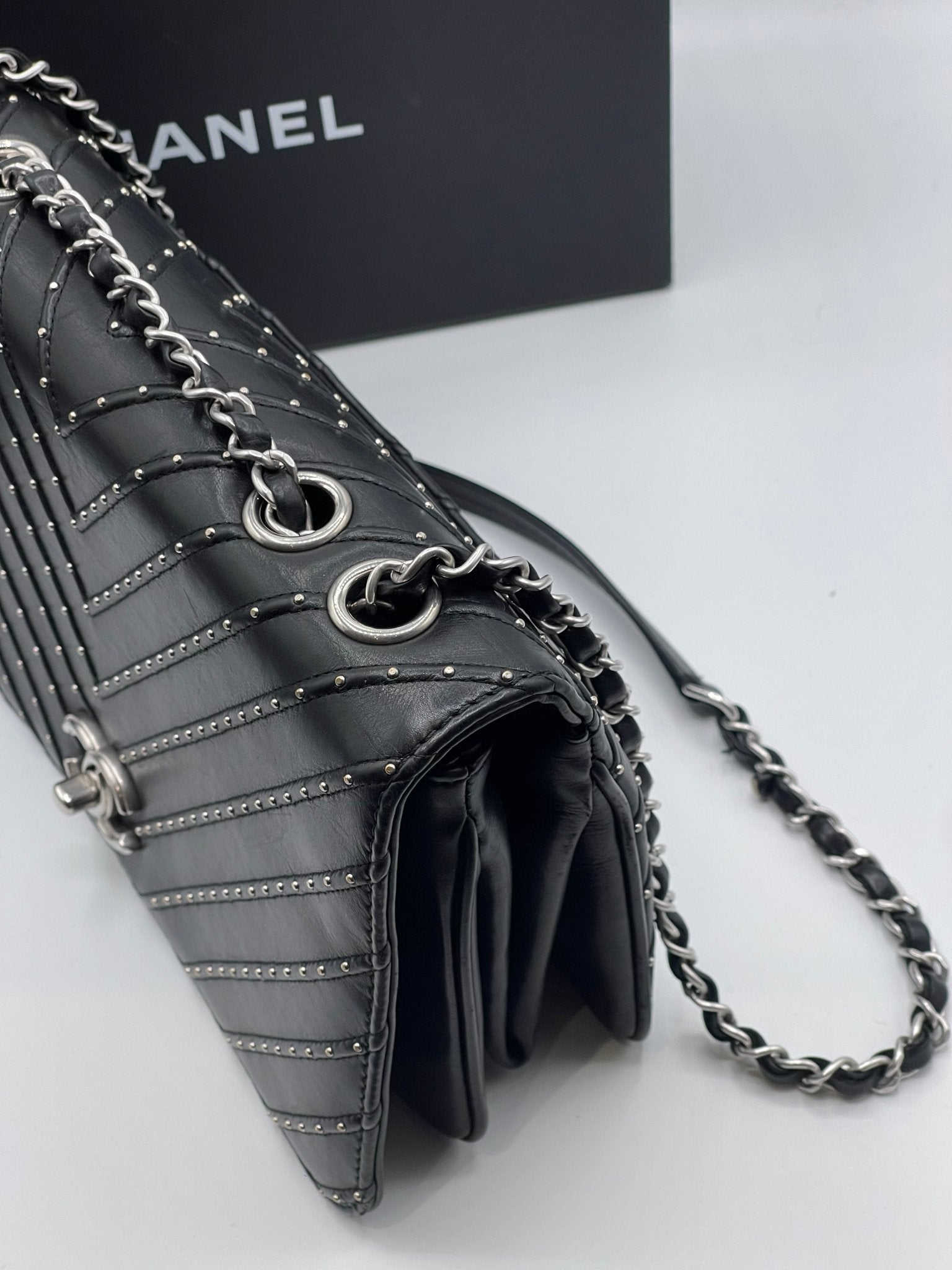 Chanel - Sac Classique Chevron clouté - Les Folies d&