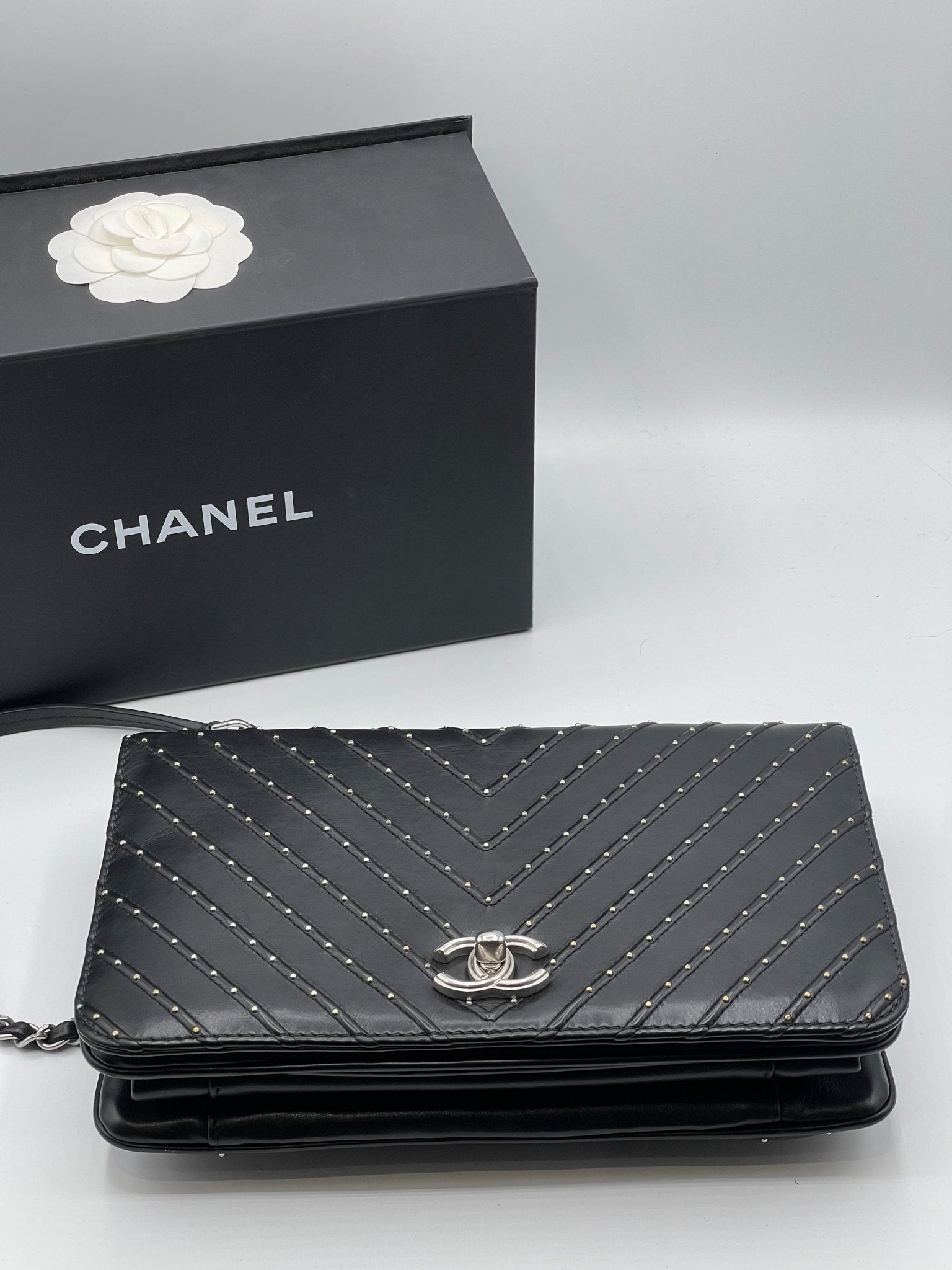 Chanel - Sac Classique Chevron clouté - Les Folies d&