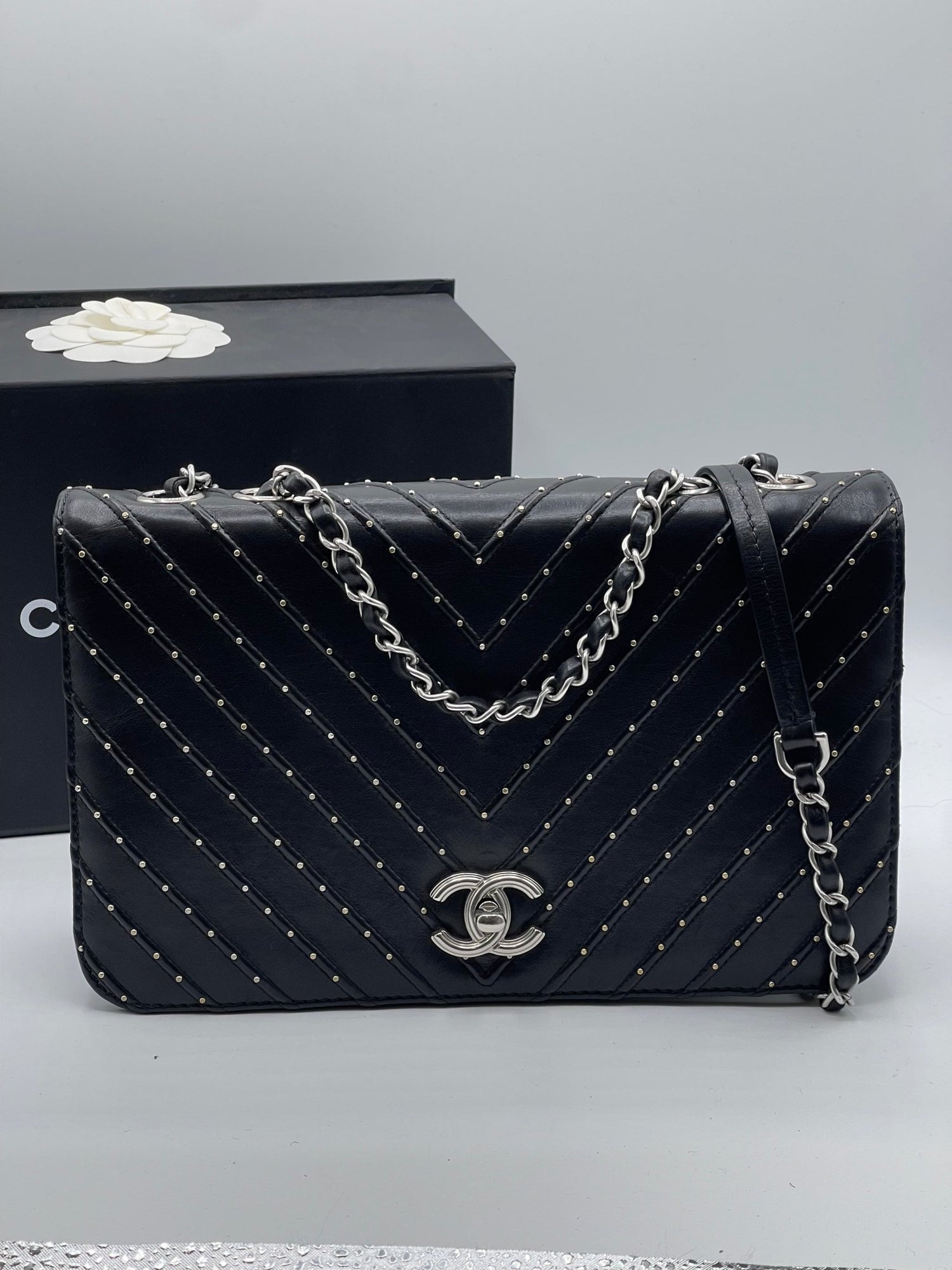 Chanel - Sac Classique Chevron clouté - Les Folies d&