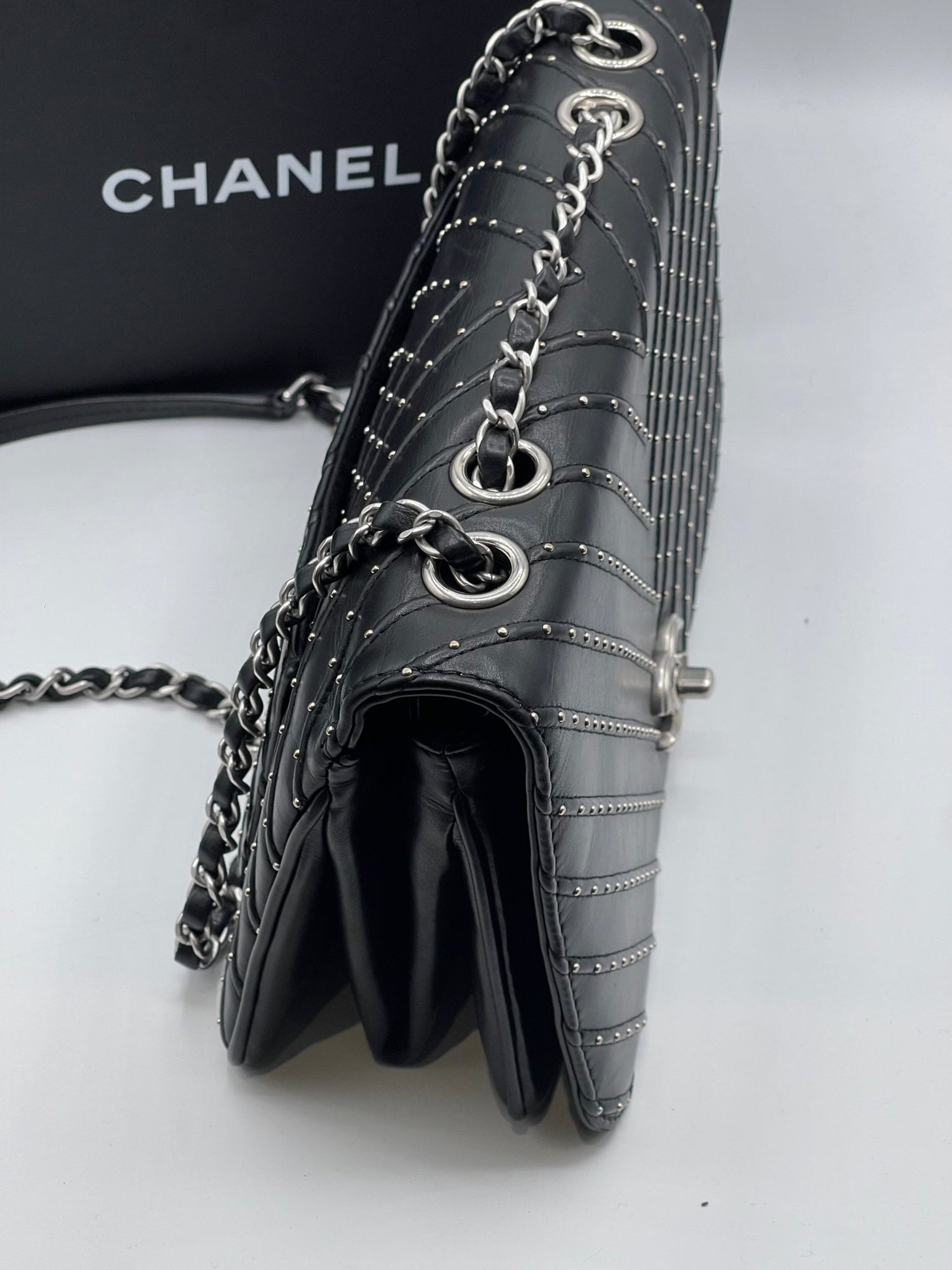 Chanel - Sac Classique Chevron clouté - Les Folies d&