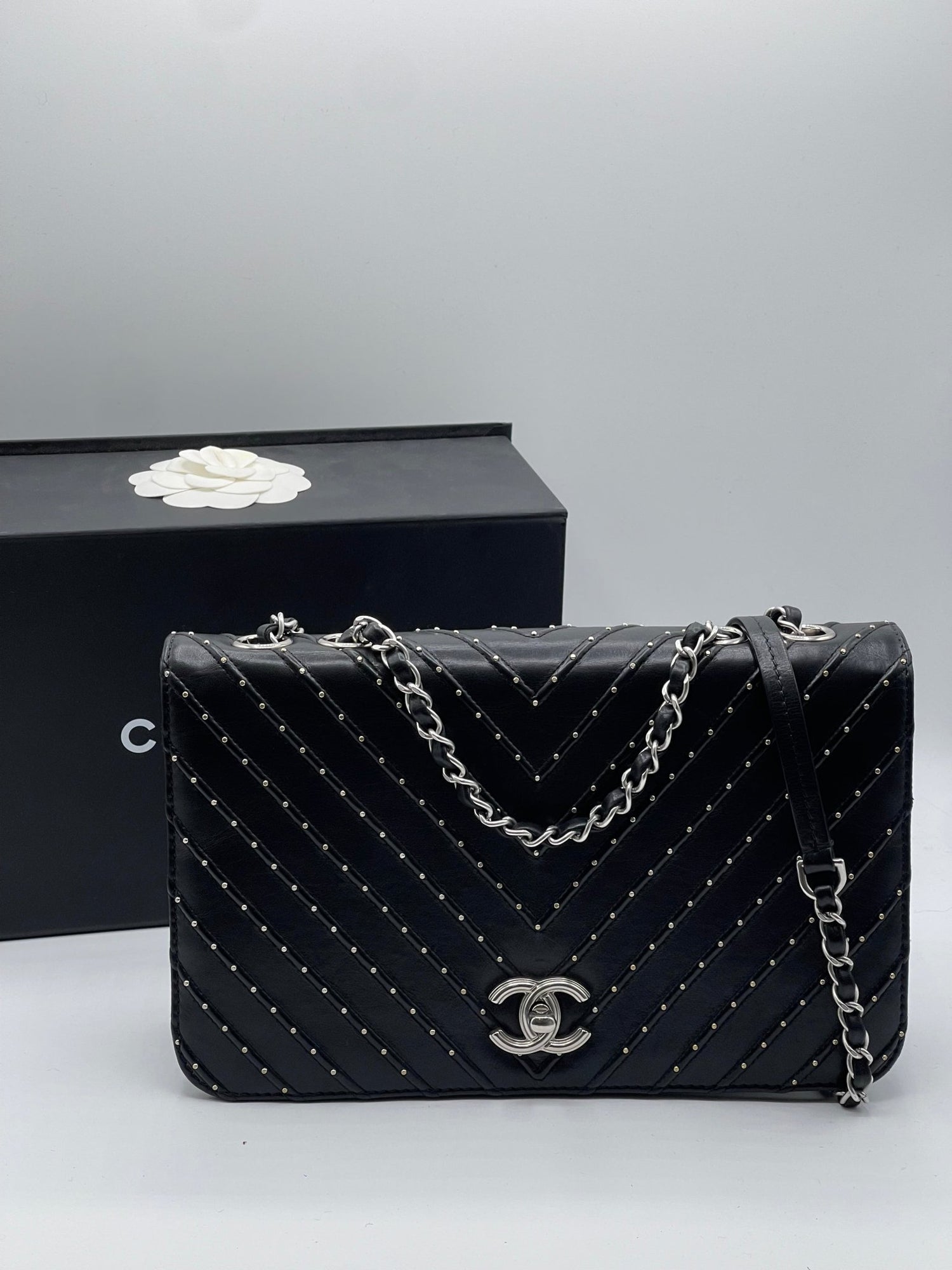 Chanel - Sac Classique Chevron clouté - Les Folies d&