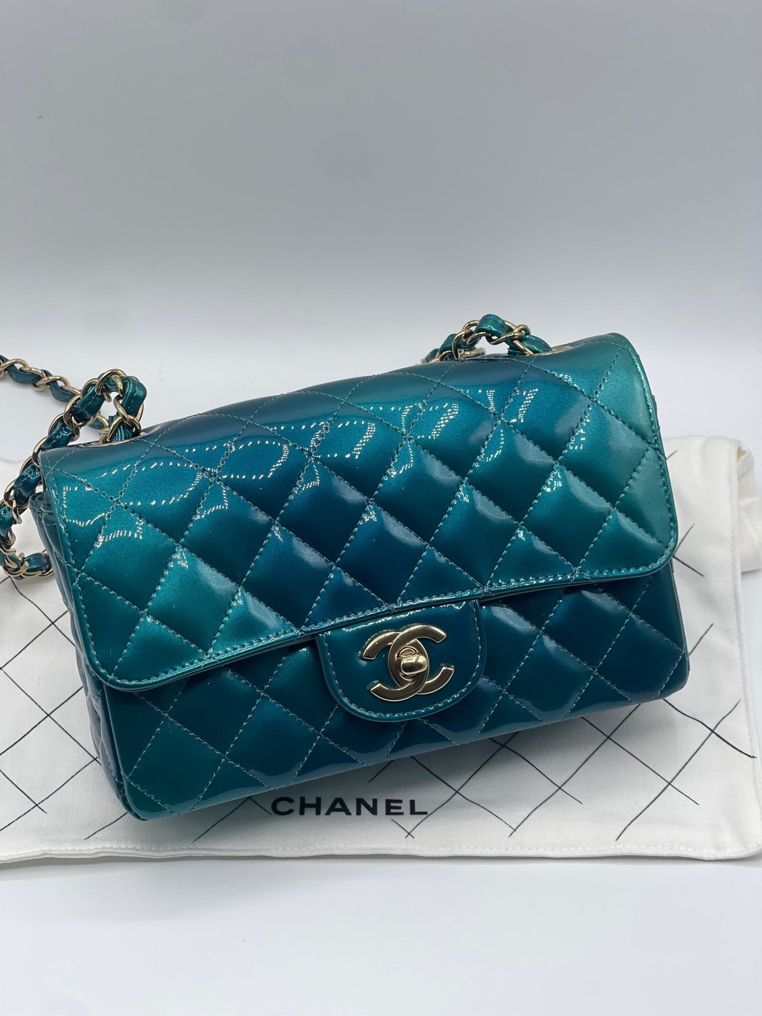 Chanel - Sac mini classique timeless 20 verni bleu vert - Les Folies d&