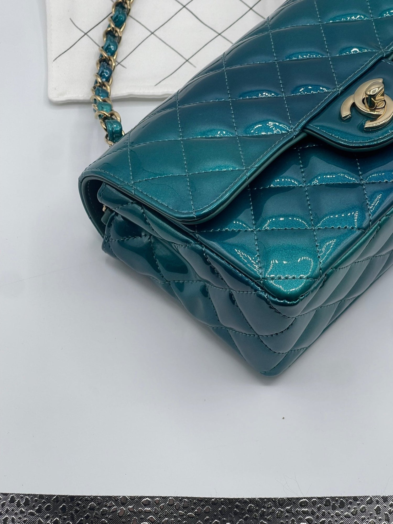 Chanel - Sac mini classique timeless 20 verni bleu vert - Les Folies d&