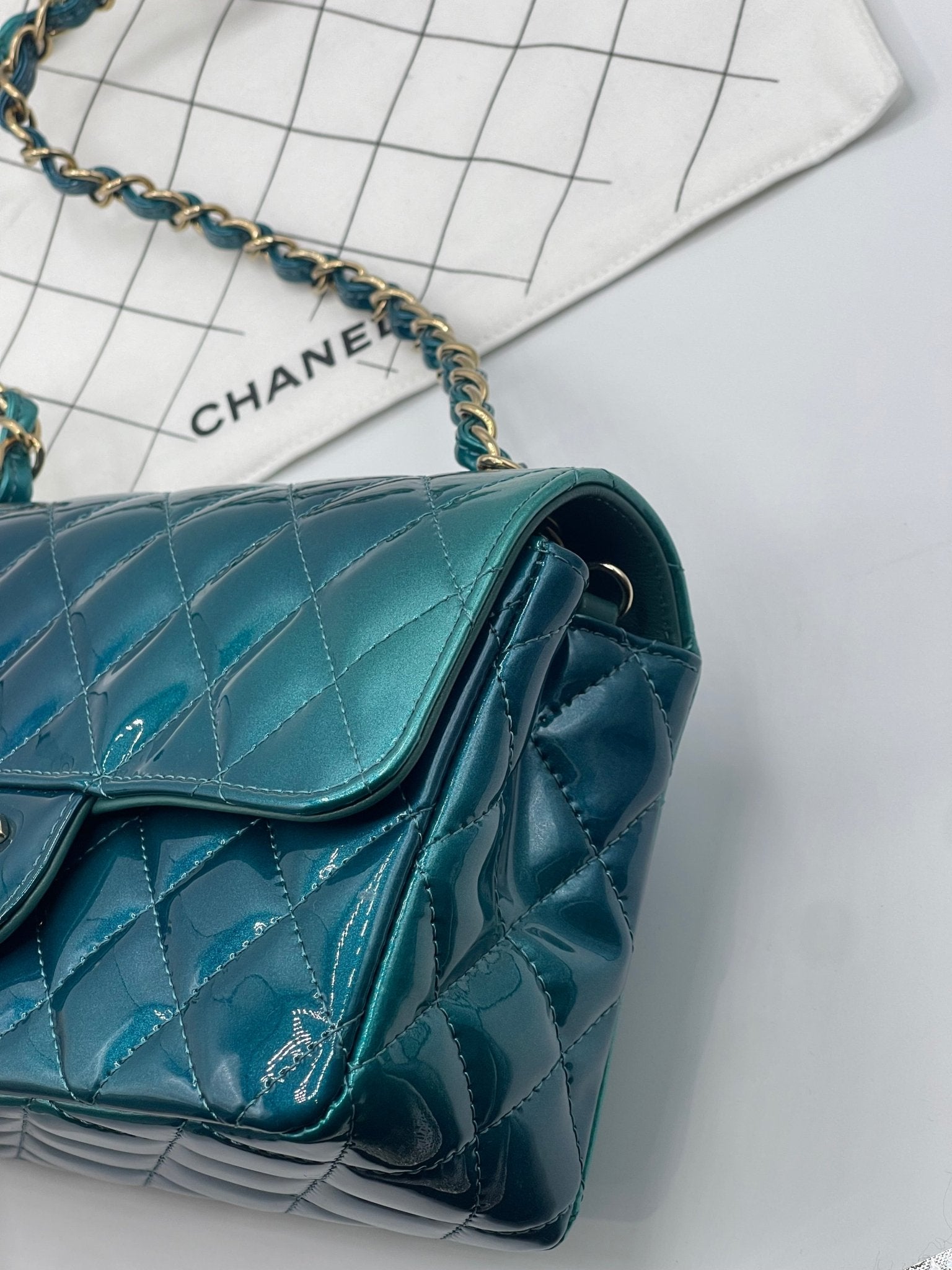 Chanel - Sac mini classique timeless 20 verni bleu vert - Les Folies d&