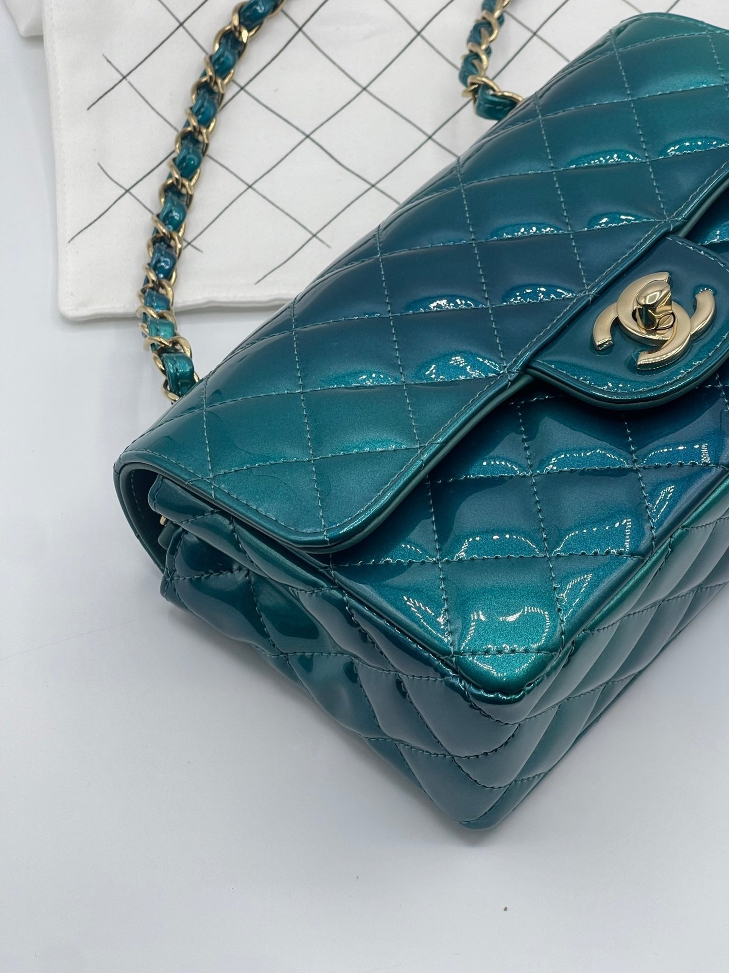 Chanel - Sac mini classique timeless 20 verni bleu vert - Les Folies d&