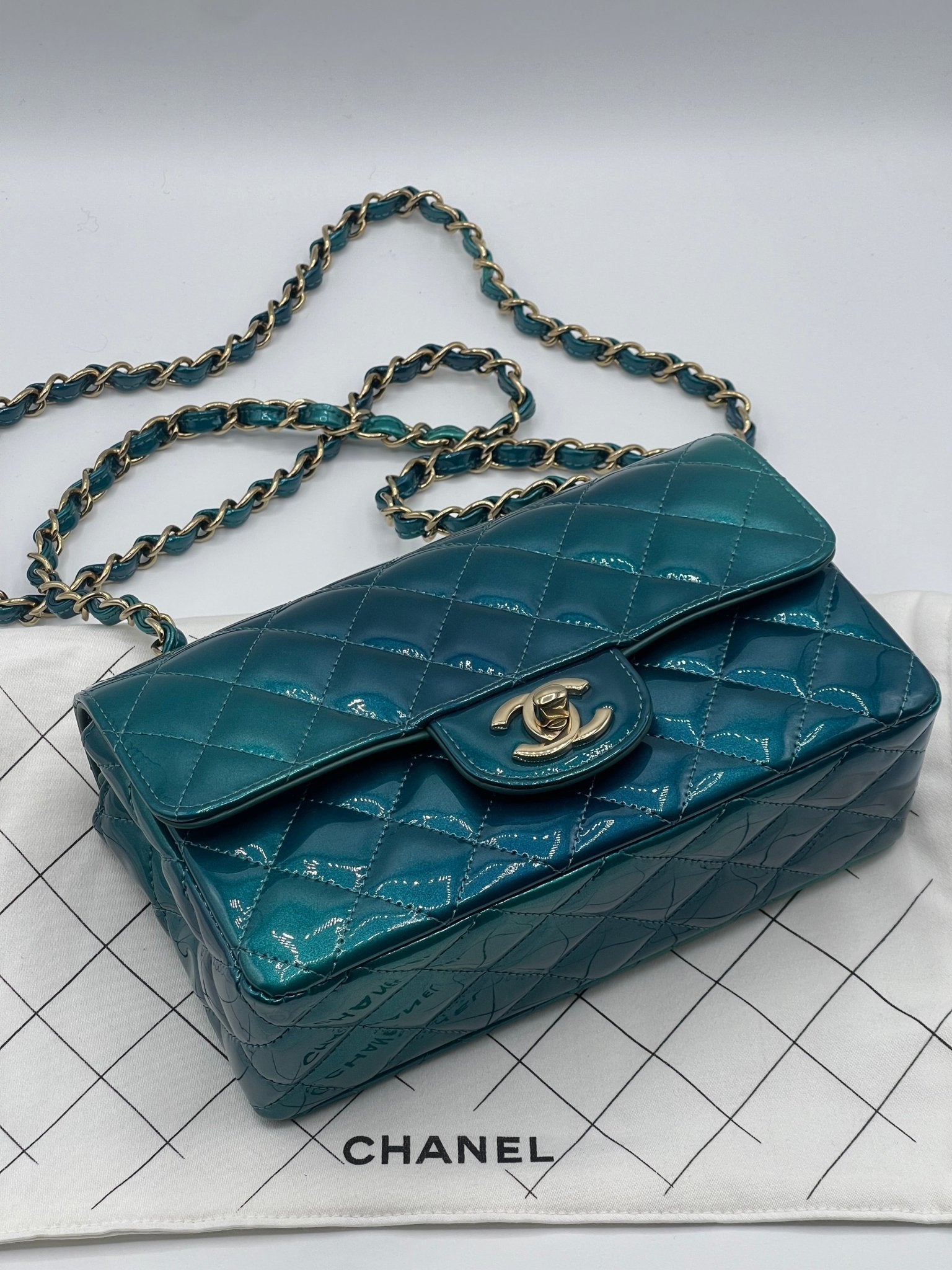 Chanel - Sac mini classique timeless 20 verni bleu vert - Les Folies d&